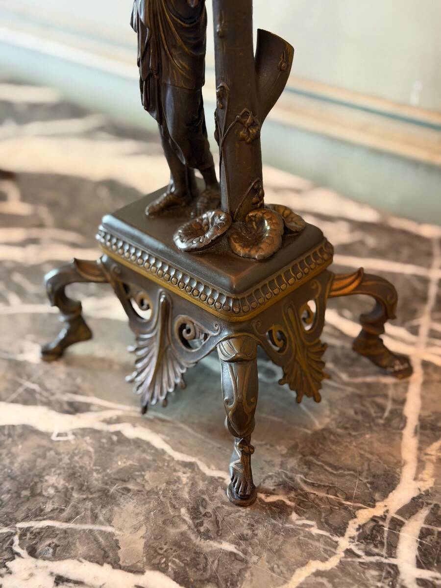 Paire de candélabres en bronze doré et patine médaille à six bras de lumière vers 1880
