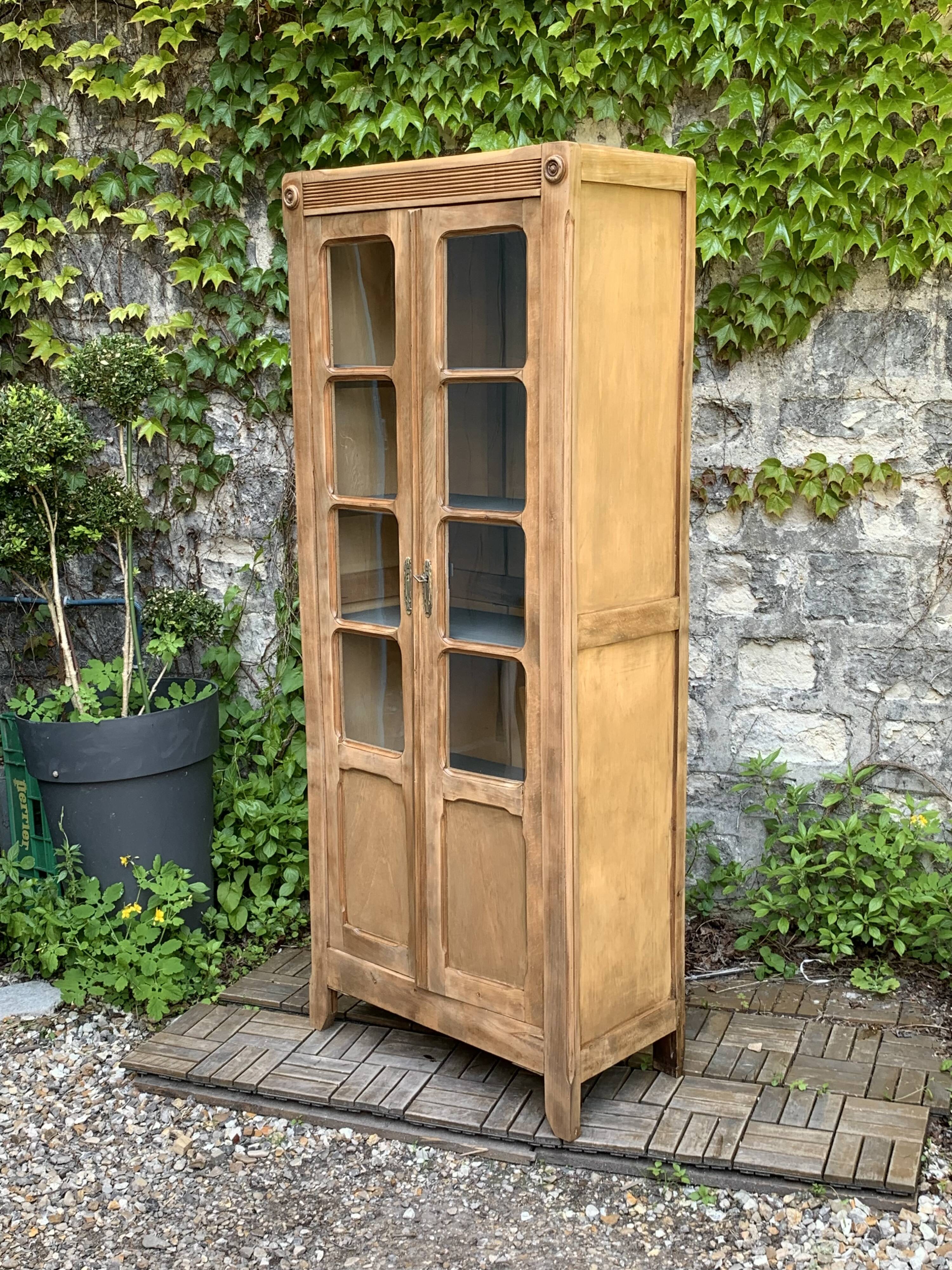 Armoire parisienne vitrée en bois brut, 1940