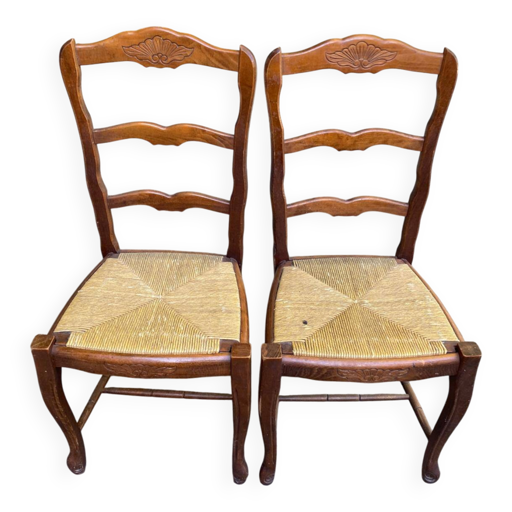 2 dining chairs with carved solid wood and rush seats in Louis XV shell style.