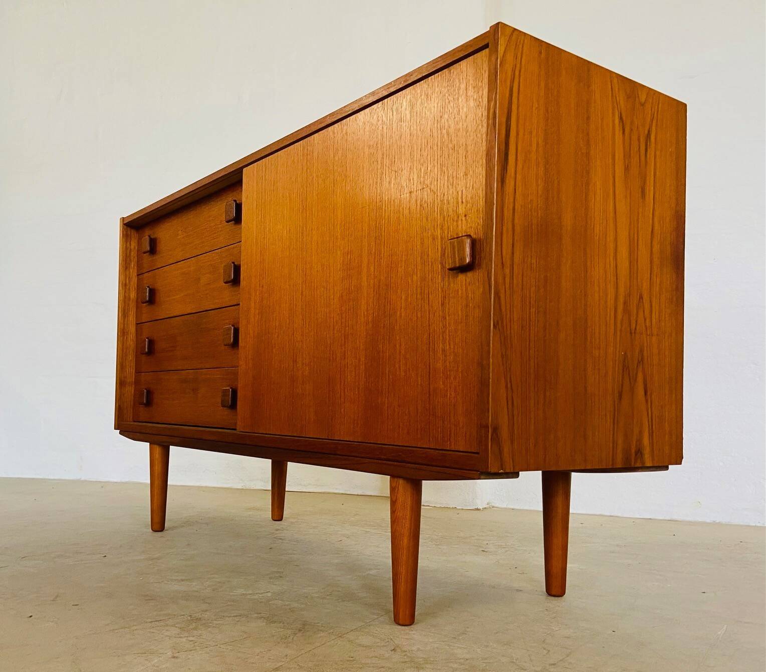 Buffet danois rétro vintage en teck du milieu du siècle par Domino Møbler