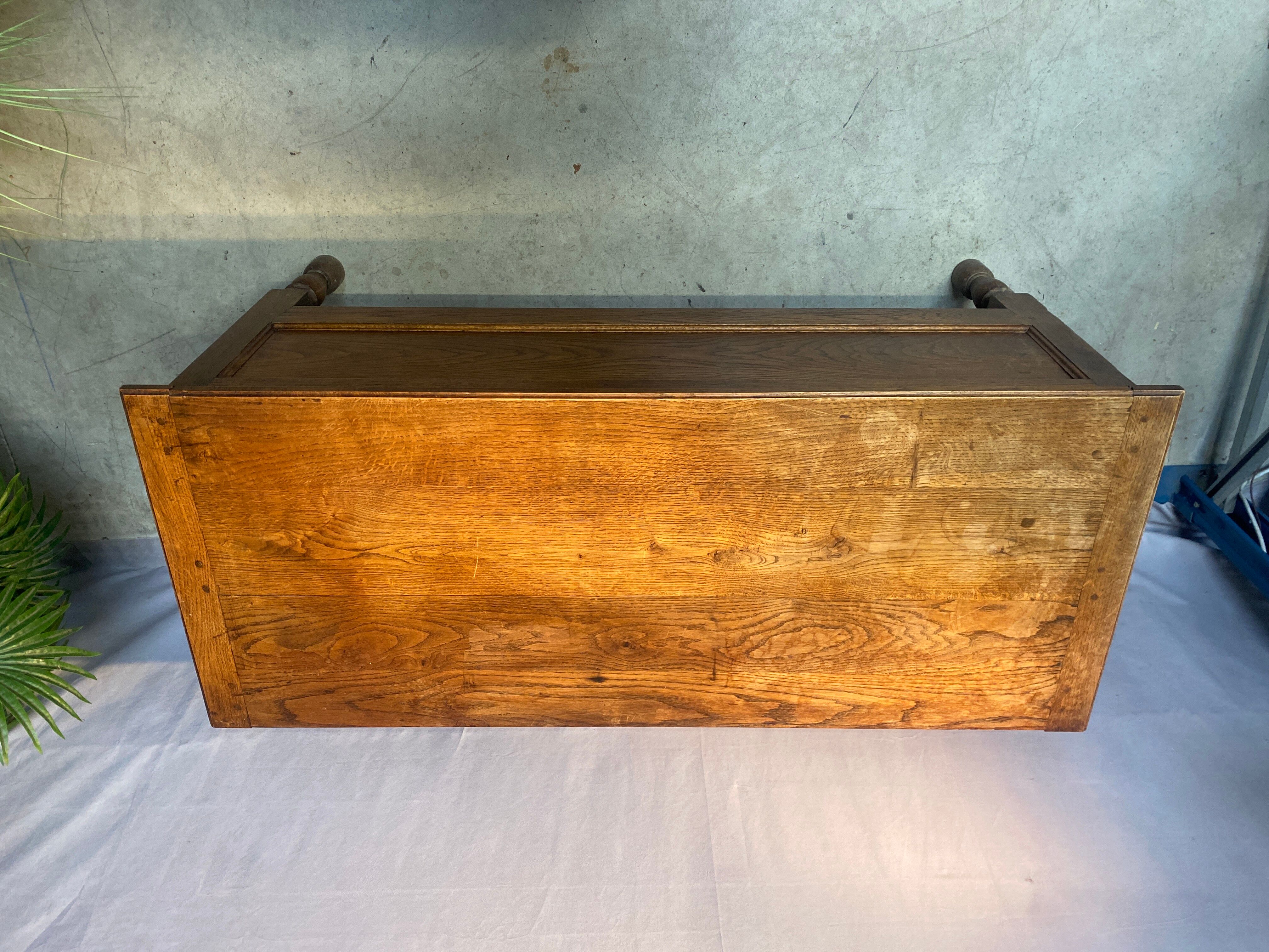 Oak tie with storage box