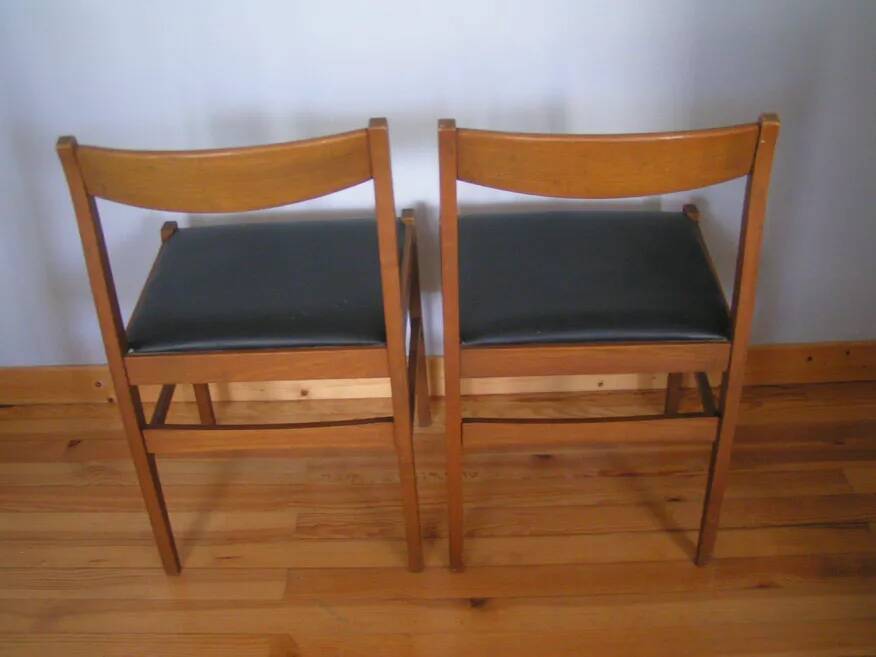 Set of 4 wooden chairs
