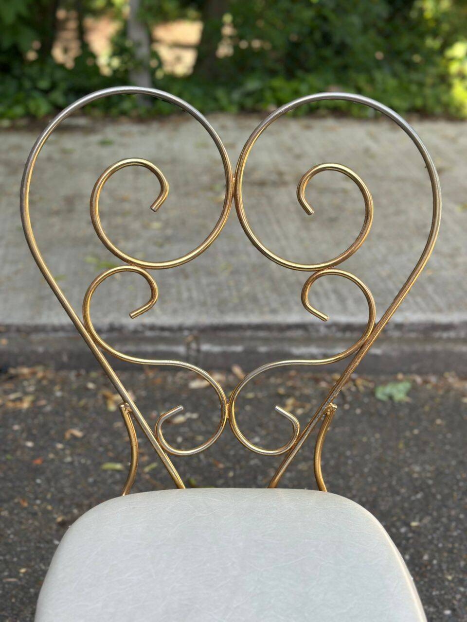 Vintage heart chair from the 1950s Hollywood Regency in gold metal.
