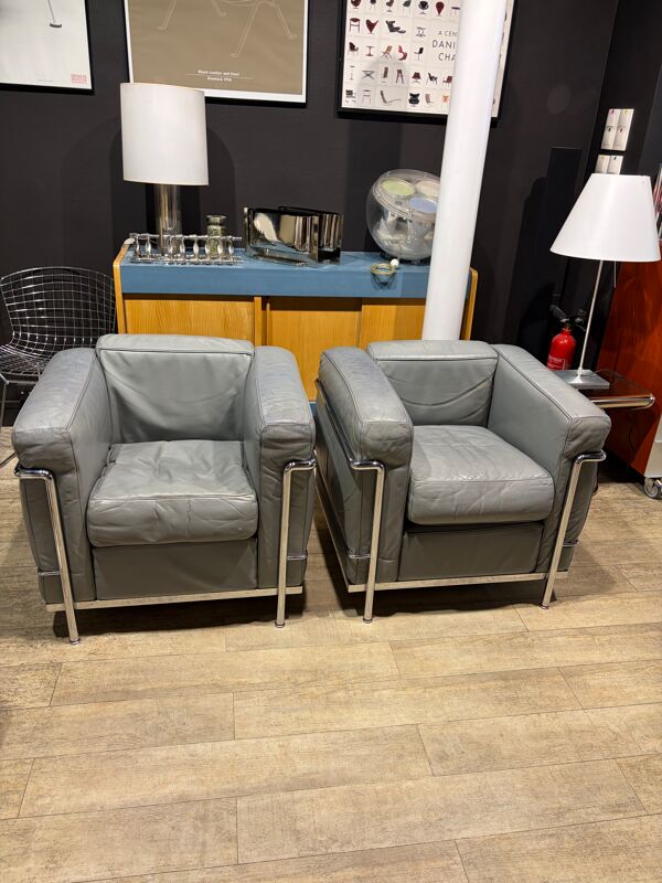 Paire de fauteuils Cassina modèle LC2 cuirs gris