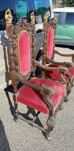 Paire de fauteuils anciens, sculptés en noyer.