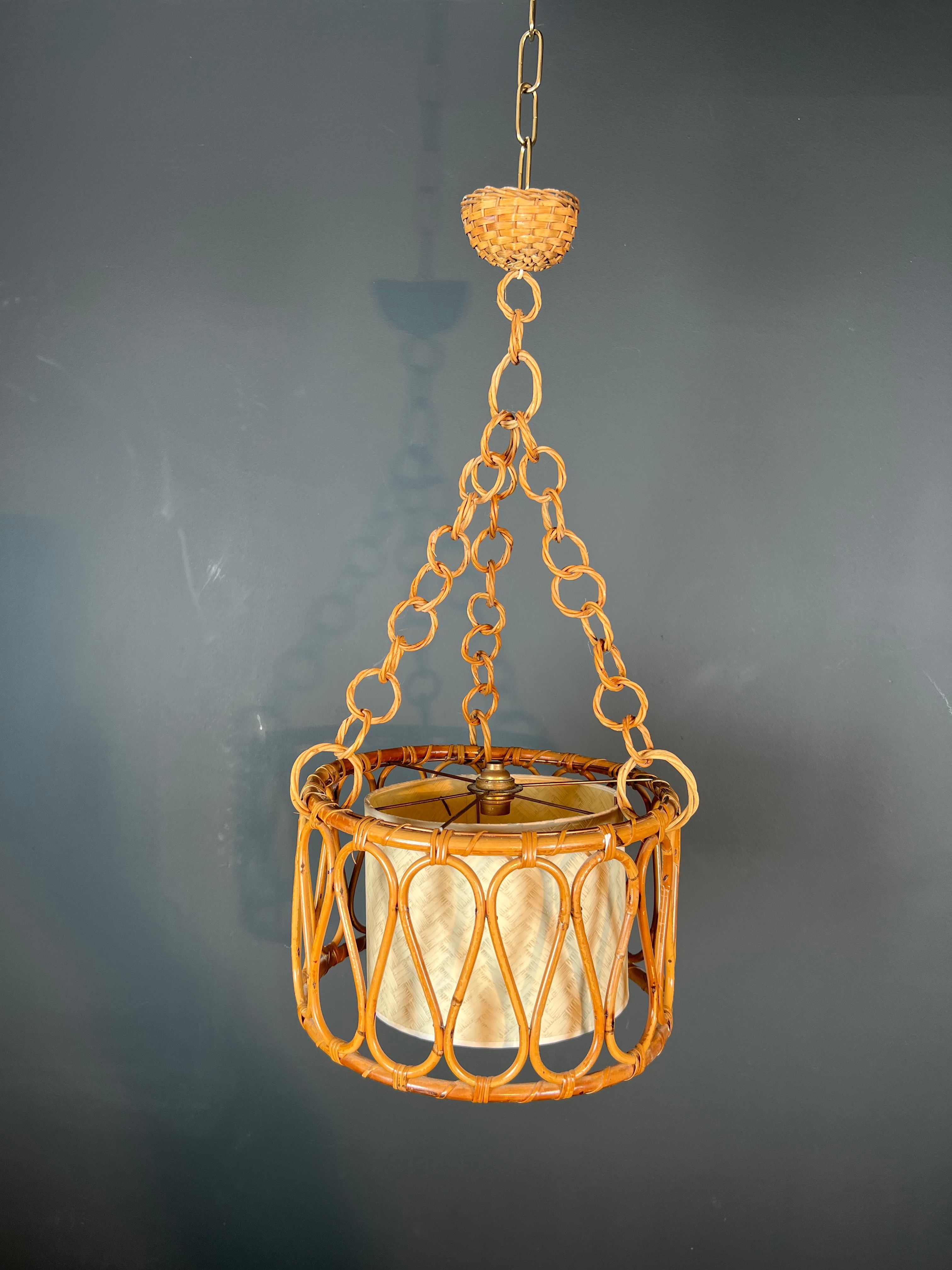 Petit lustre en rotin dans le goût d'Adrien Audoux et Frida Minet (Audoux-Minet)