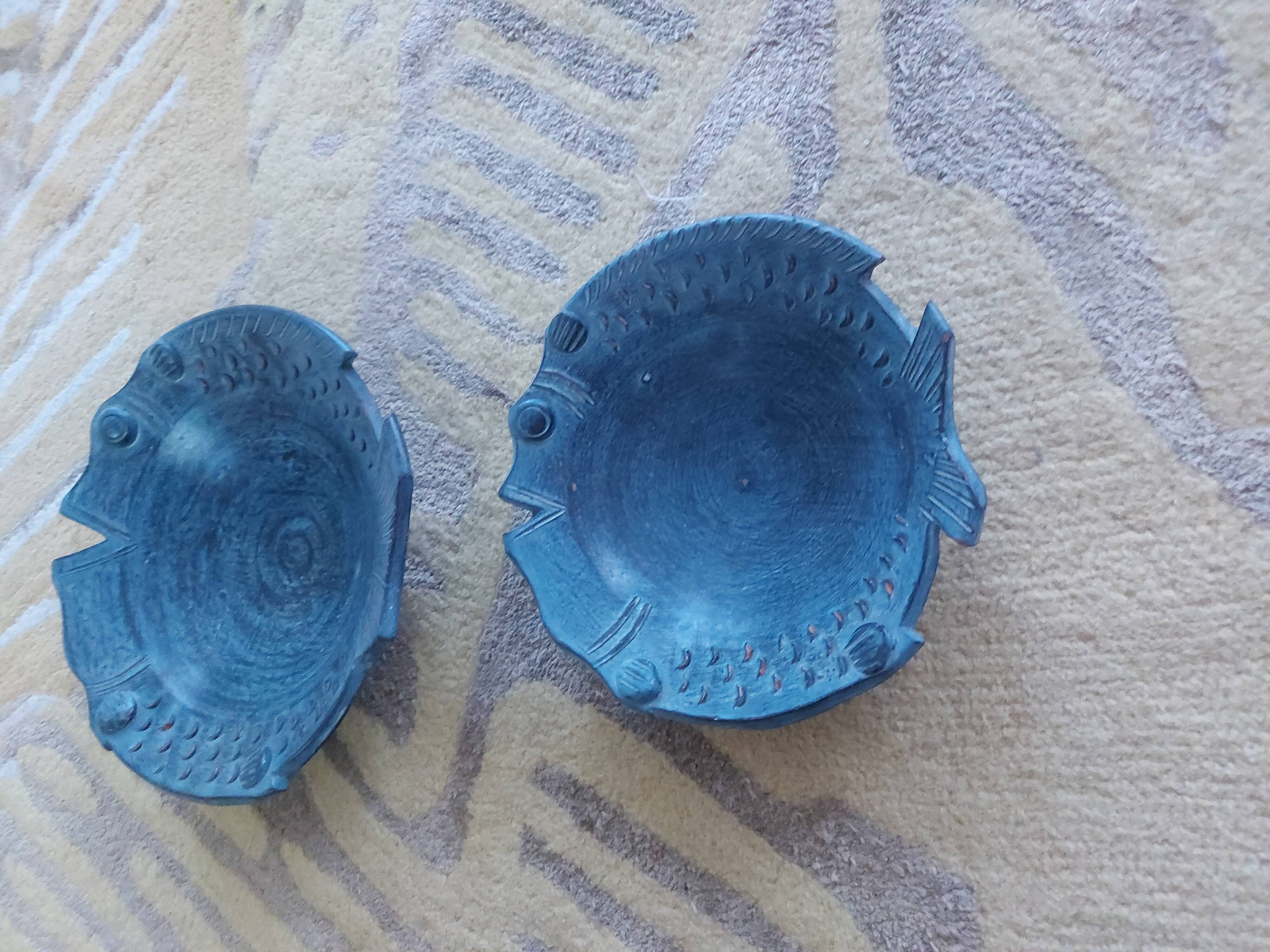2 ceramic dishes decorated with fish (cups)