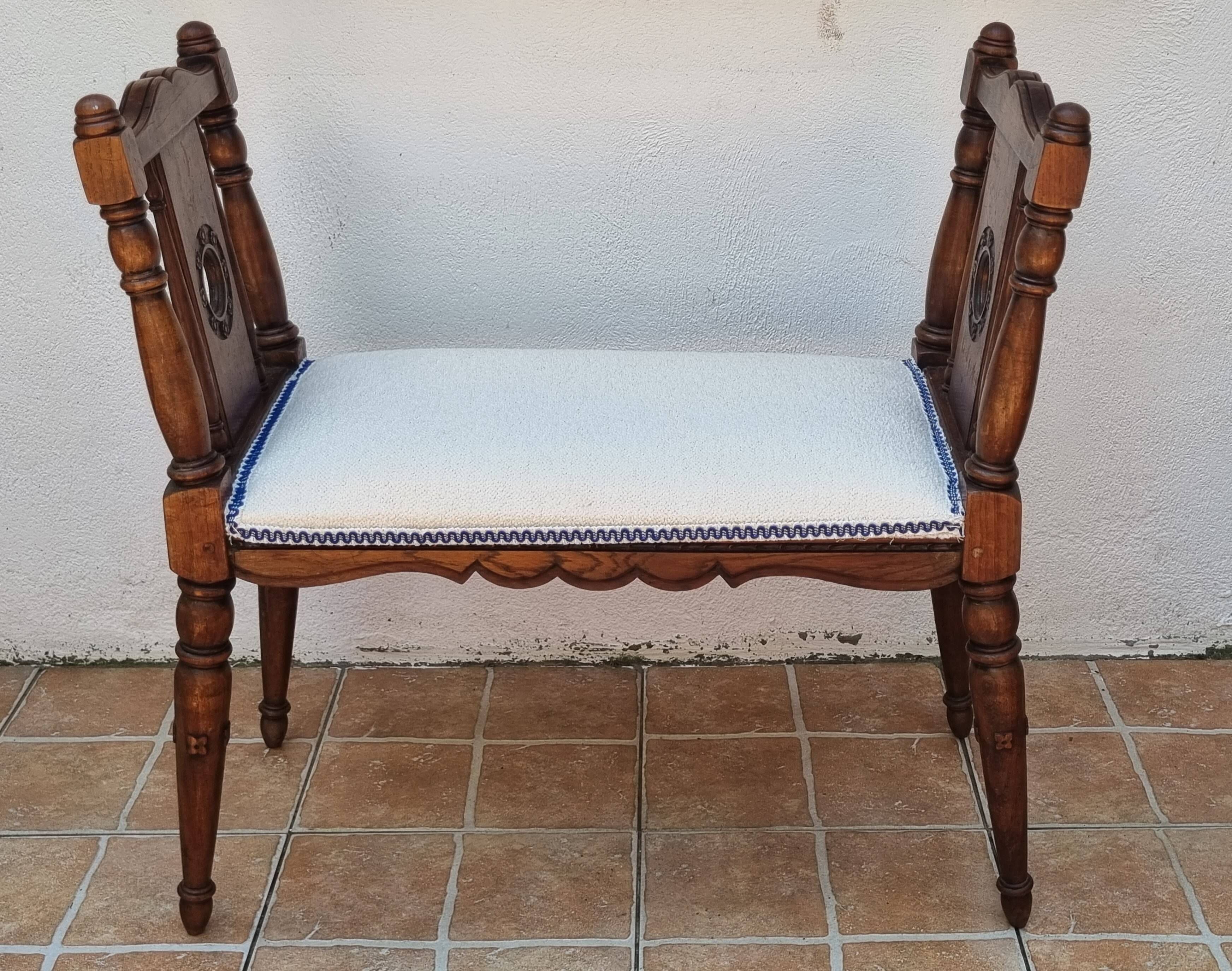 Window bench in carved walnut, late 19th century, renovated seat, 70 cm