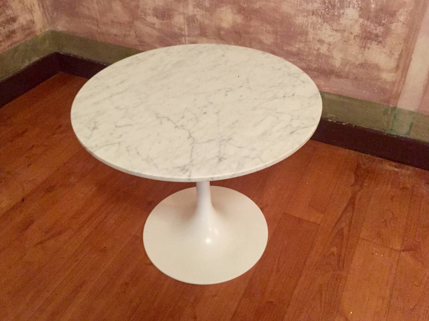 Carrara marble pedestal table