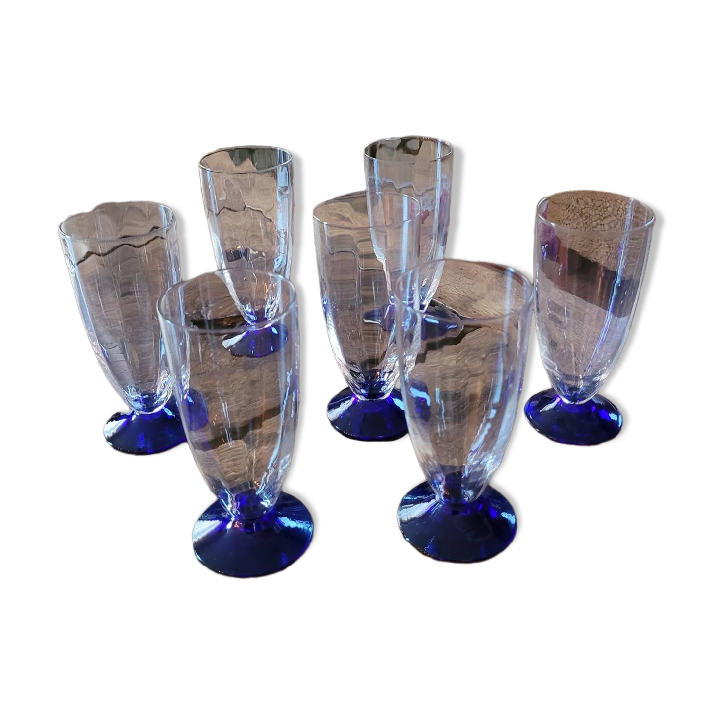 7 flûtes à champagne facettées – pied bleu cobalt – années 70