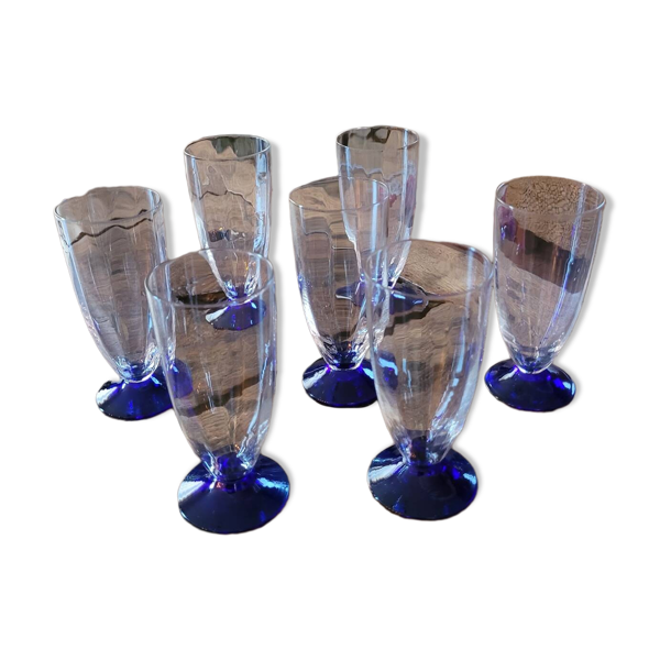 7 flûtes à champagne facettées – pied bleu cobalt – années 70