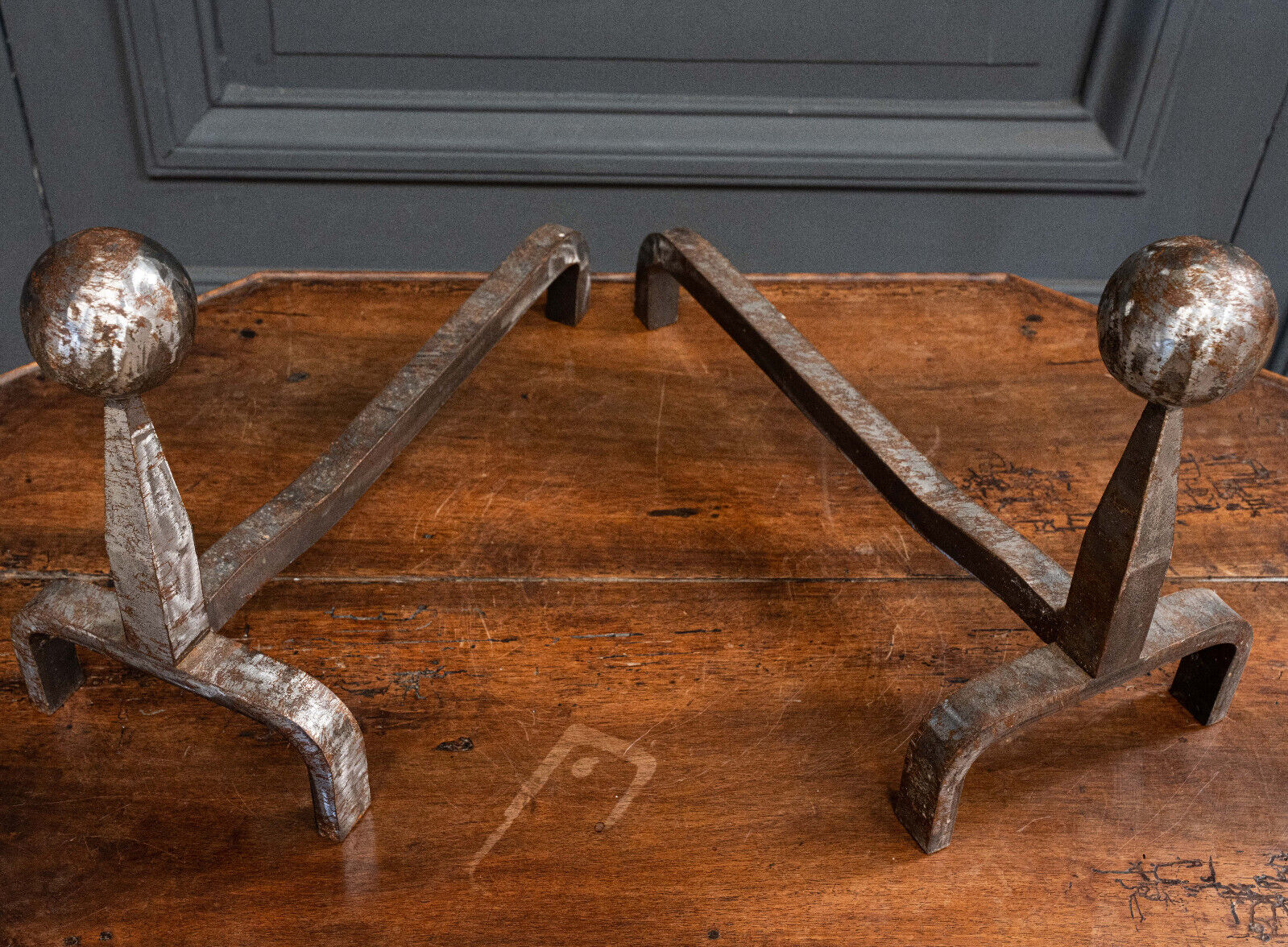 Pair of 1930 modernist chenets decorated with a ball