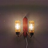 Ancienne applique danoise, avec double source de lumière, en bois de teck, verre de couleur ambre et laiton