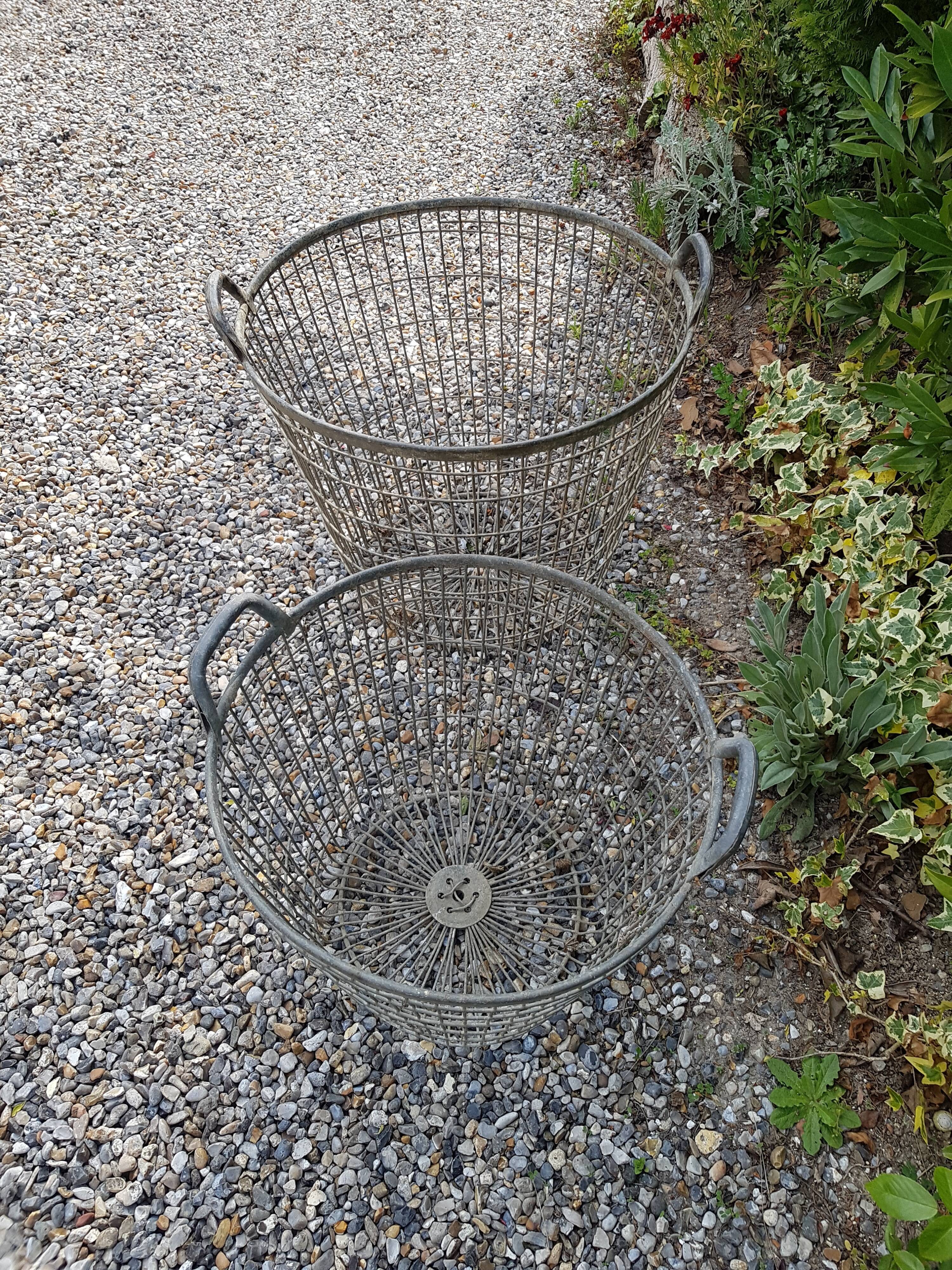 Lot of 2 metal baskets