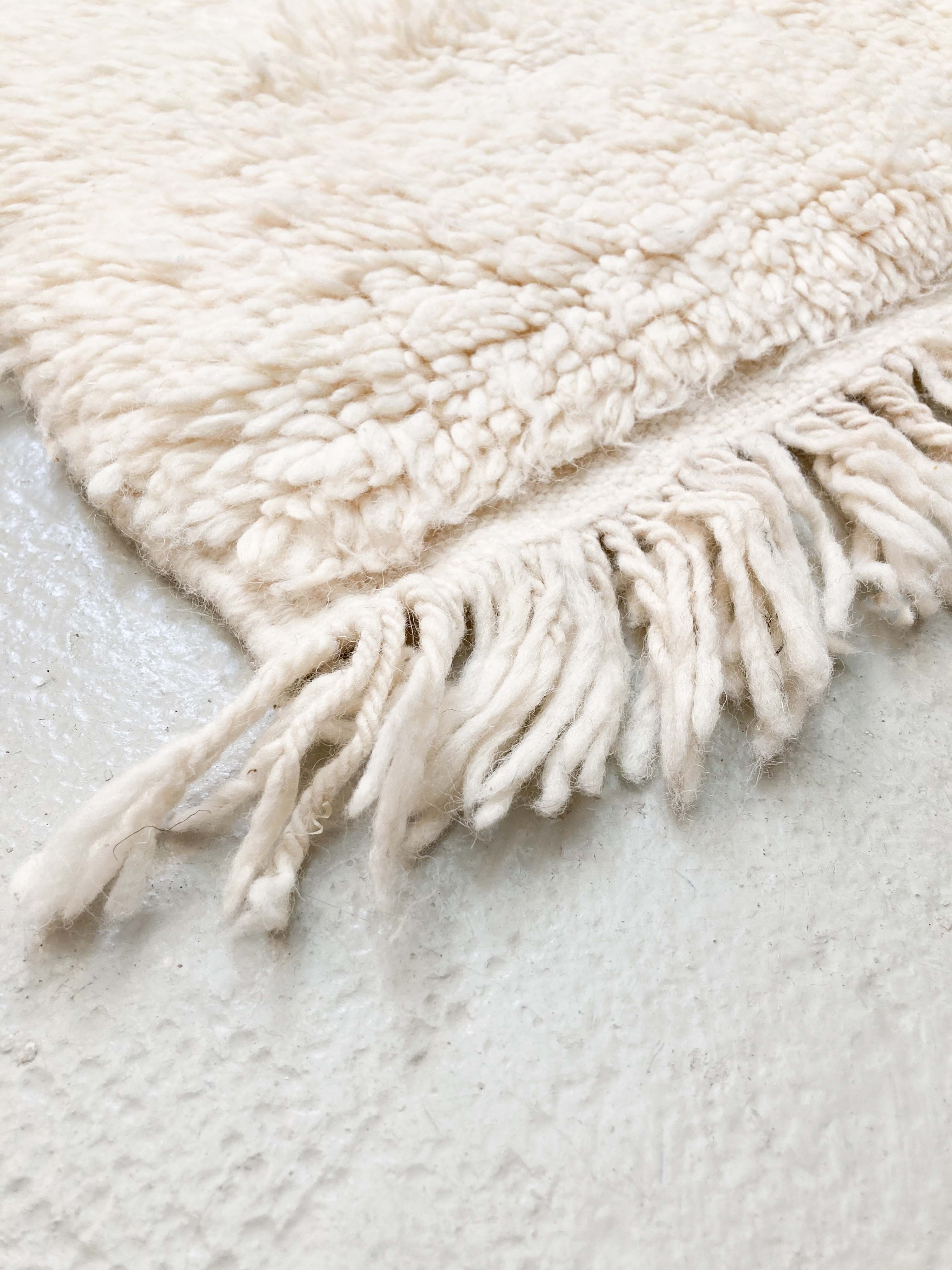 Berber carpet beni ouarain unbleached plain with large diamonds engraved 254x157m