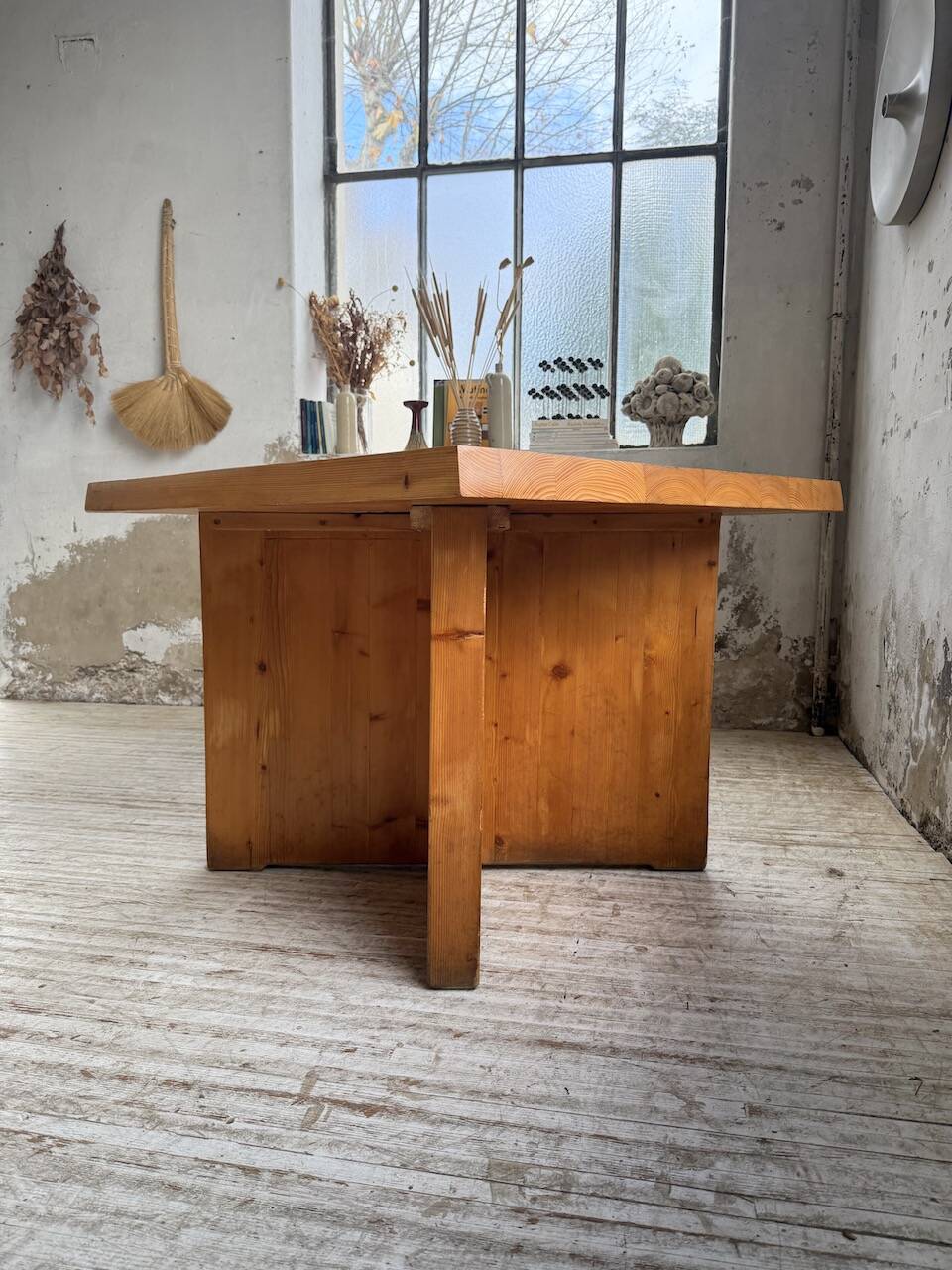 Table carrée moderniste en pin massif, années 50