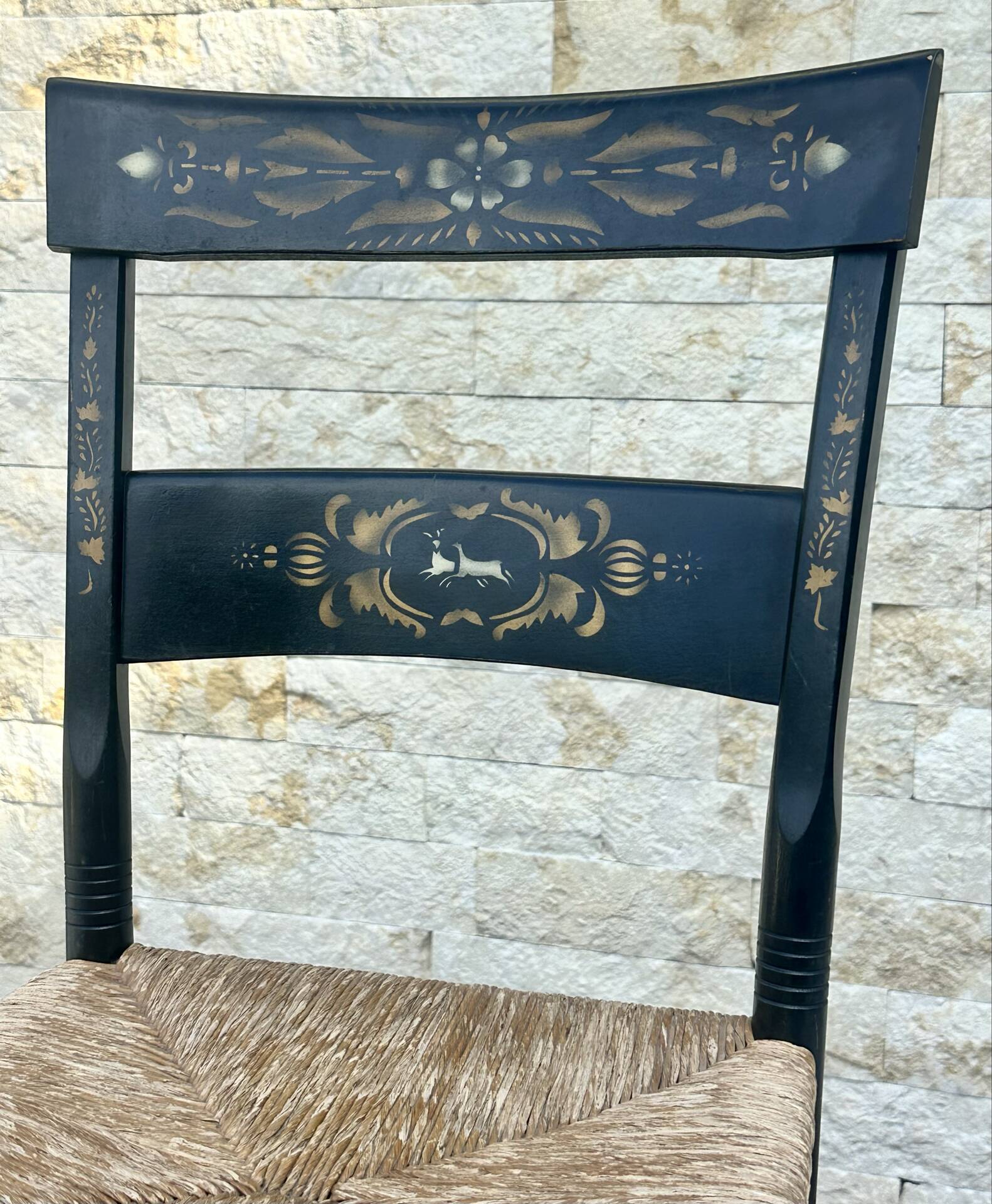 Chaise en bois peint dans le goût d’Hitchcock.