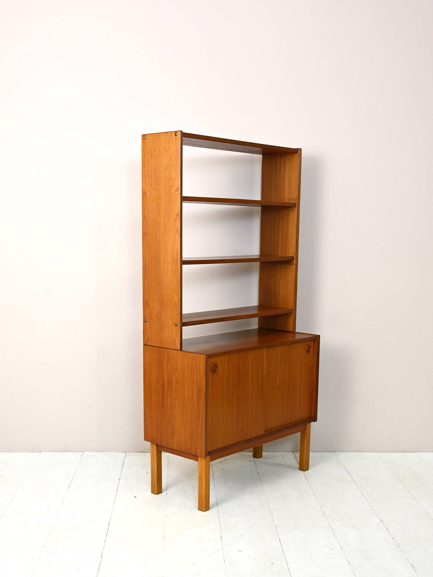 Bibliothèque scandinave avec armoire