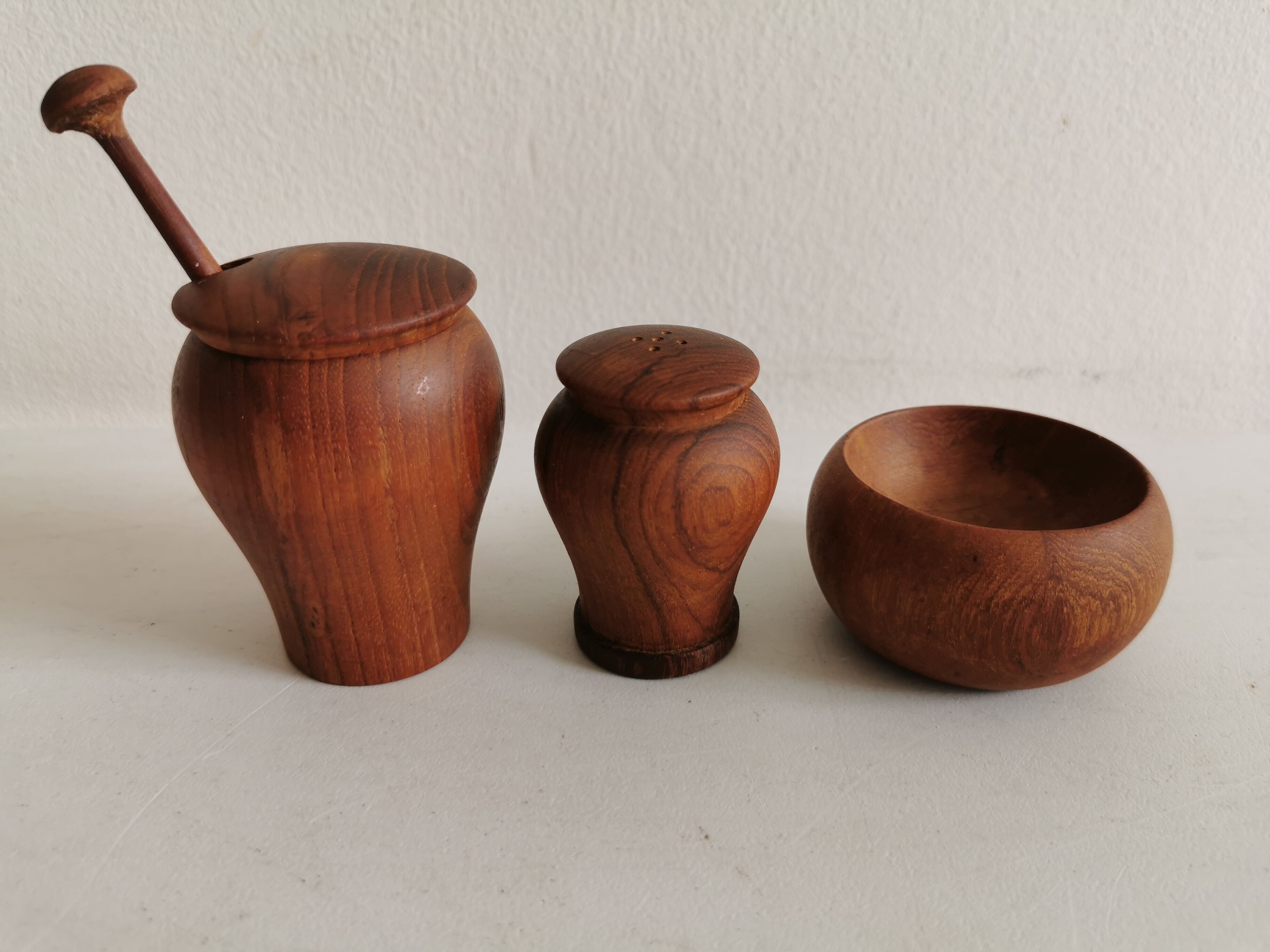 Small, beautiful lot consisting of a salt cellar, pepper shaker and honey jar.