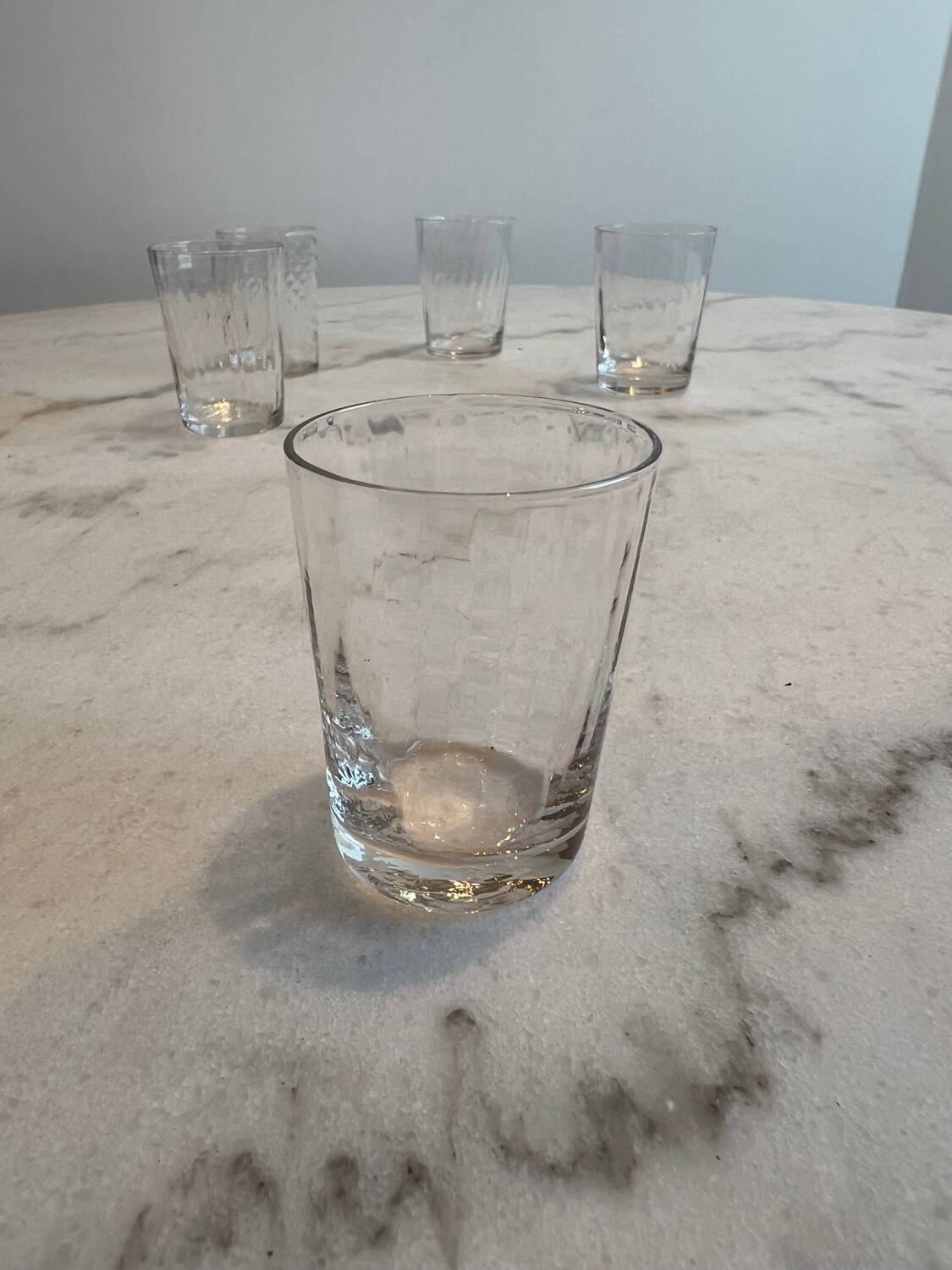 Un lot de cinq shooters en verre, soufflé