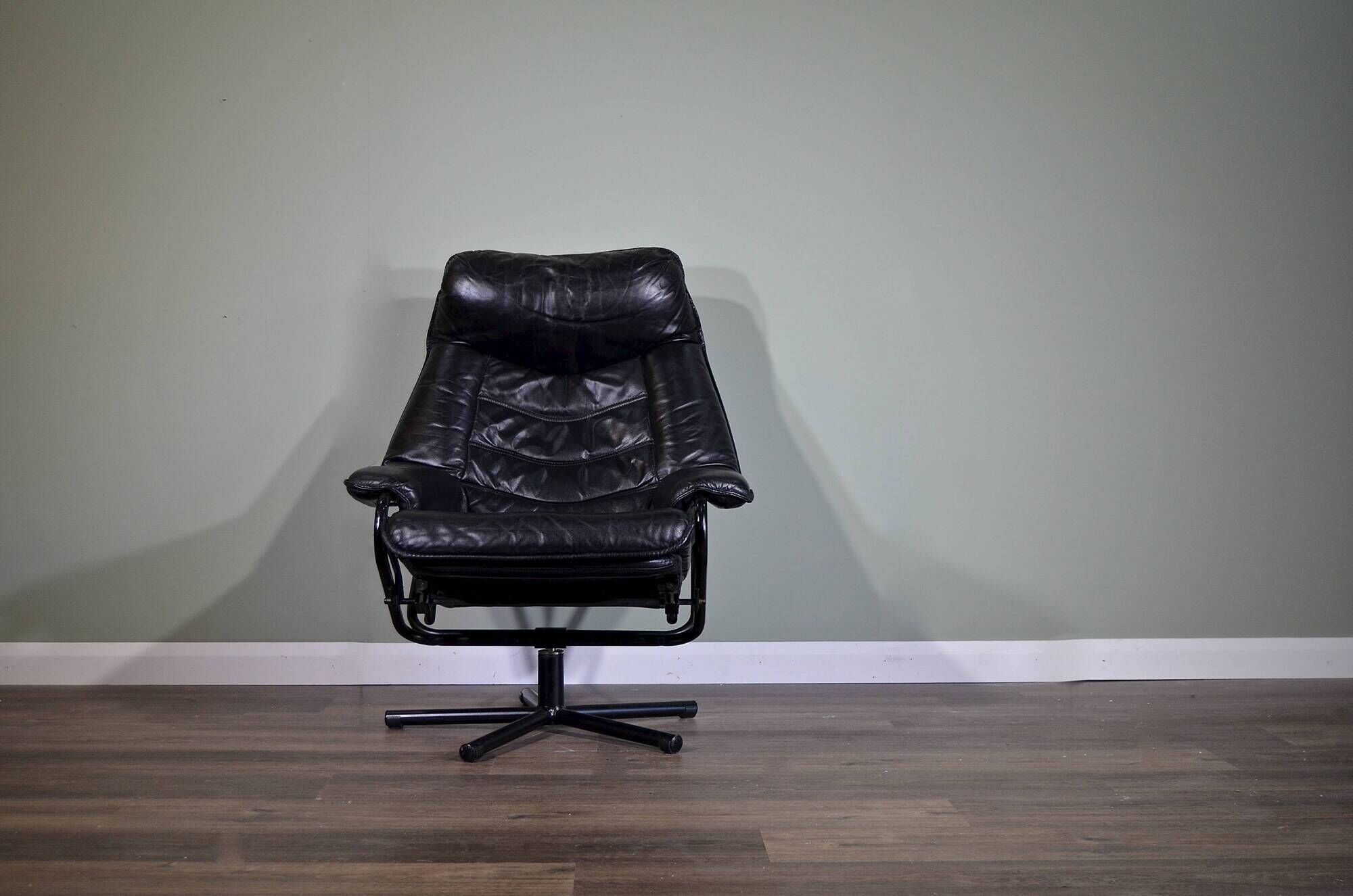 Fauteuil pivotant/inclinable norvégien Skoghaug en cuir noir du milieu du s
