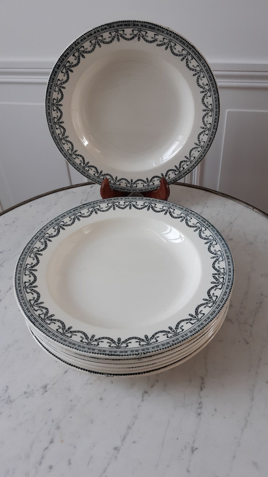 Set of 8 hollow plates Terre de Fer model "Garlands" late nineteenth