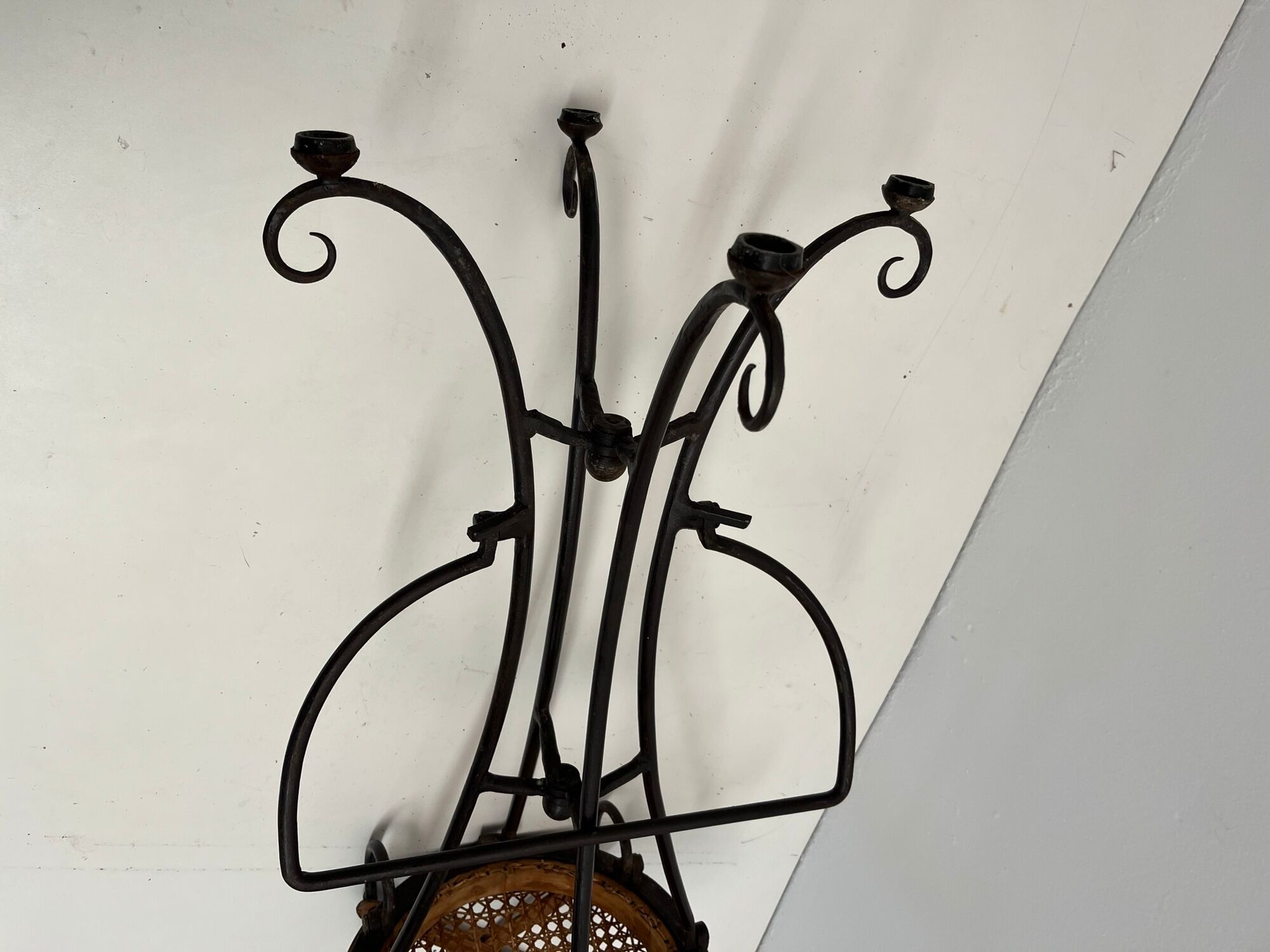 Paire de tabourets de bar vintage en bois et fer forgé avec assises cannées