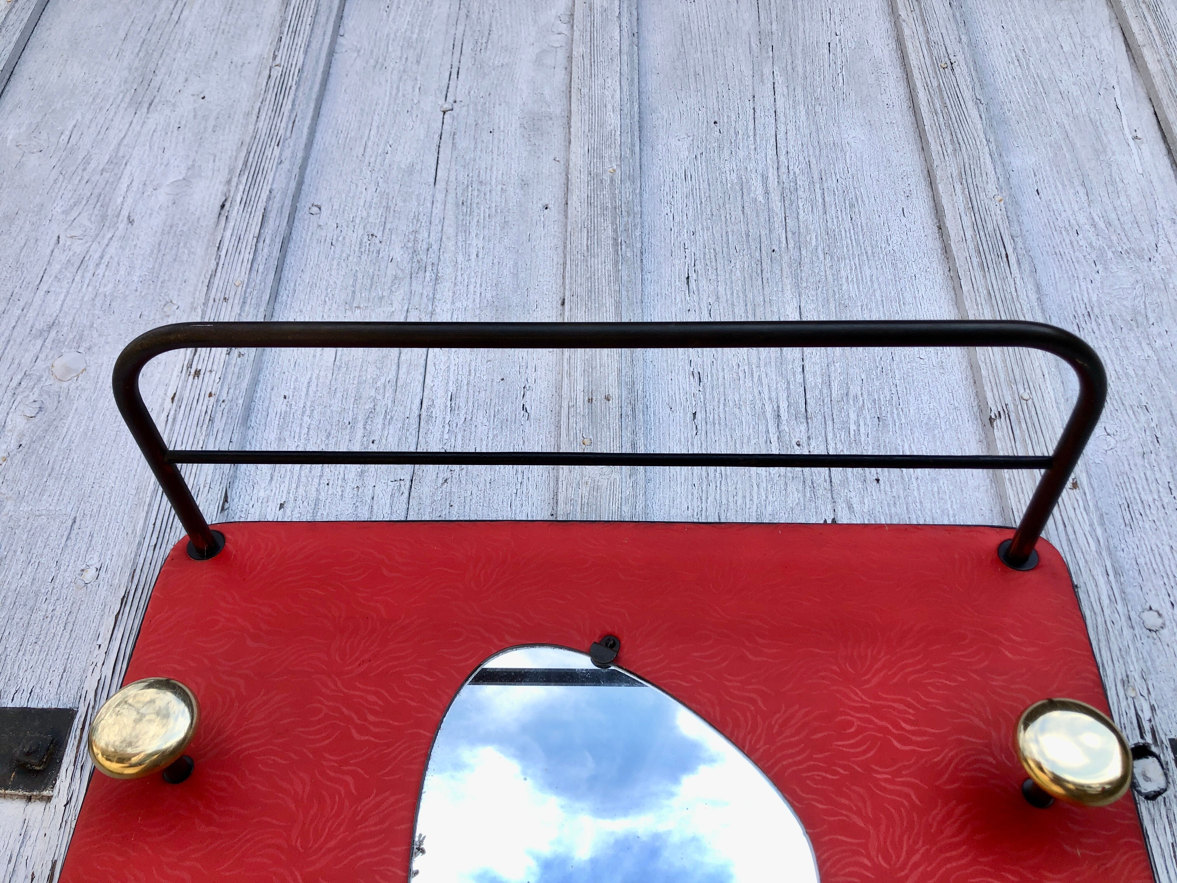 Porte-manteau rouge 1950 miroir forme libre patères laiton