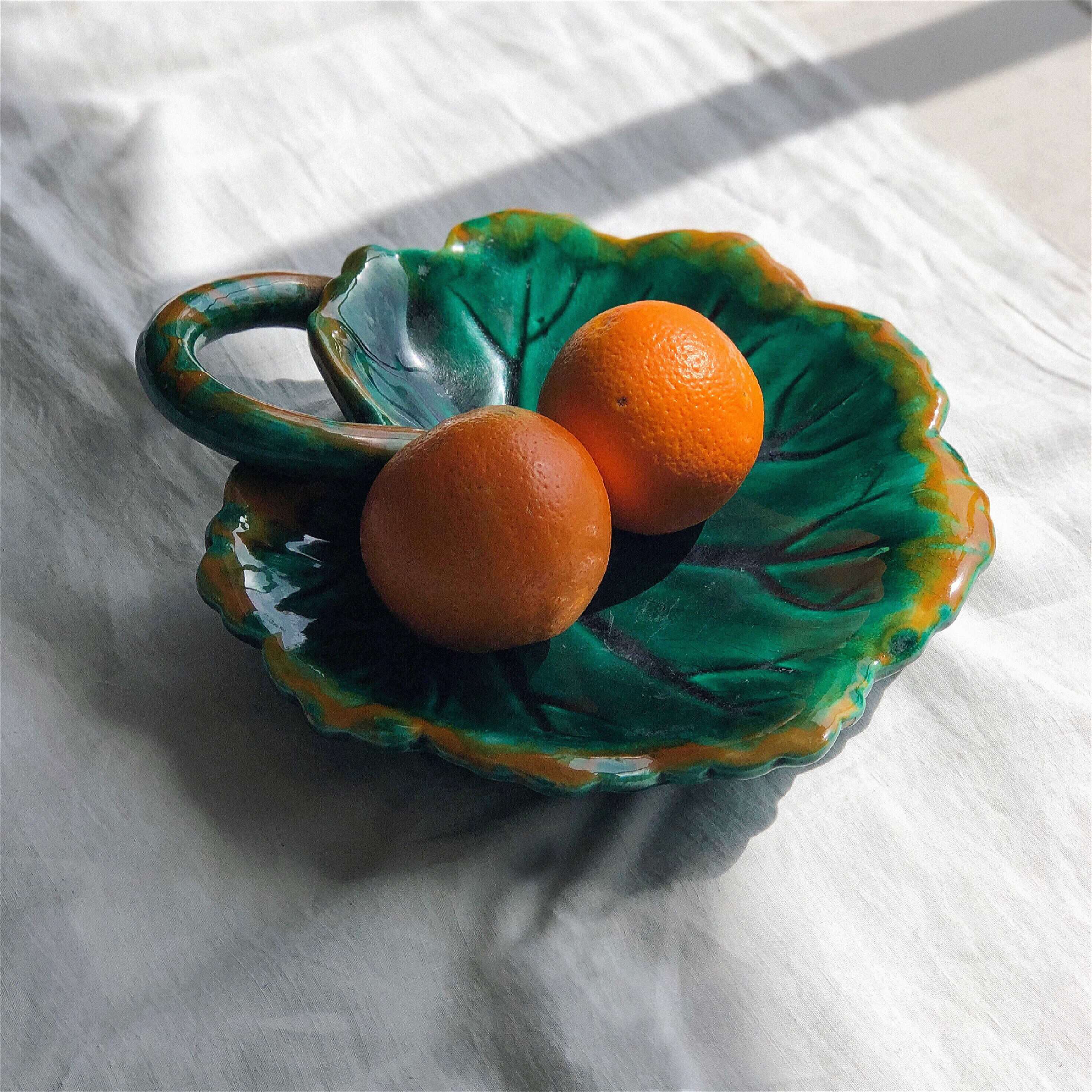 Ancient plate in leaf-shaped earthenware