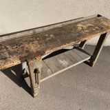 Luthier 19's grey workbench