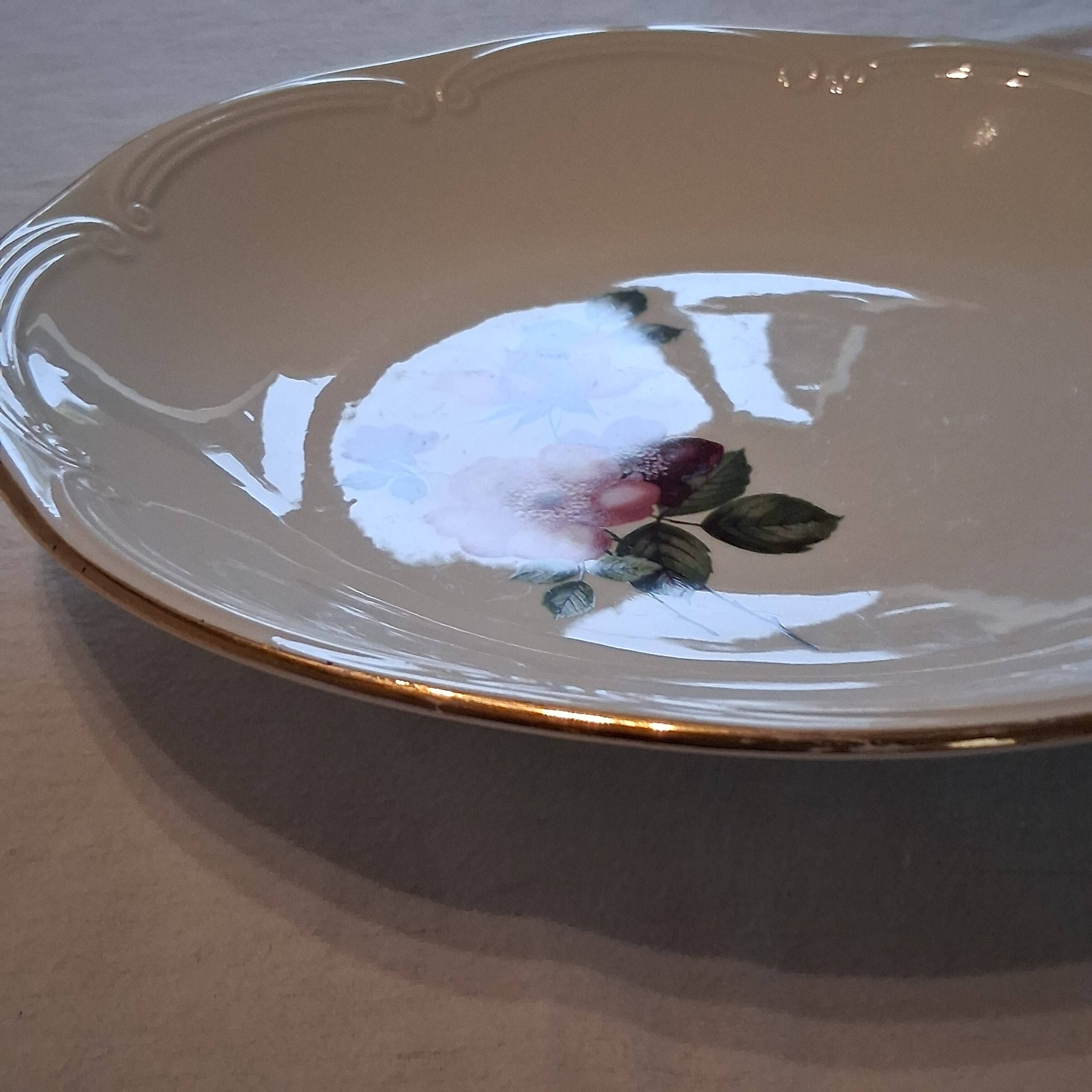 Very nice round serving dish from Gien model "Chinon" in very good condition.