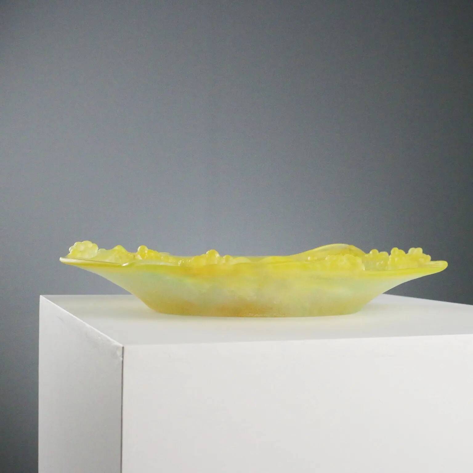 Vintage Mimosa plate by Daum Manufacture in crystal paste, 20th century.