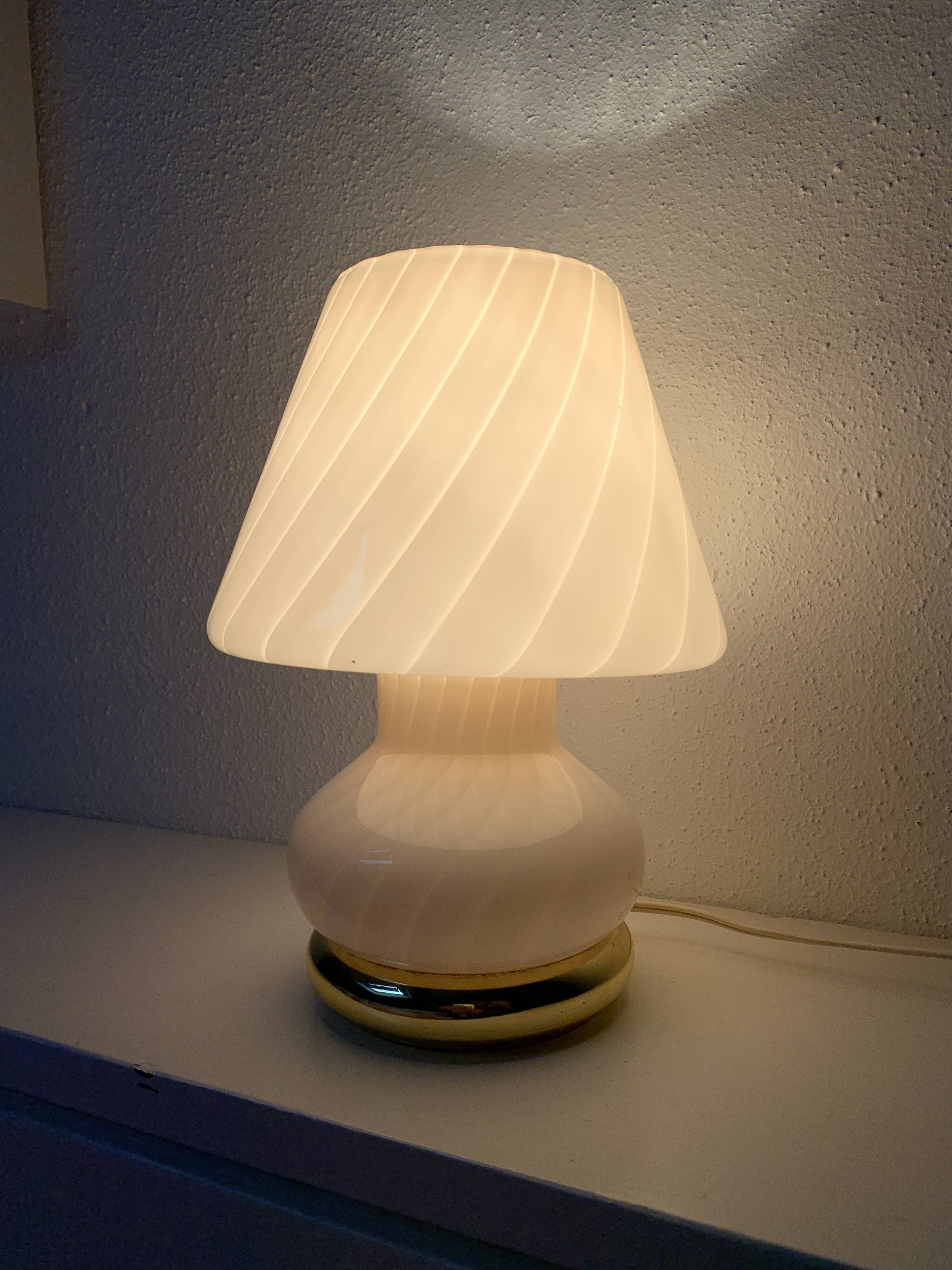 Mushroom table lamp made of pale pink murano glass