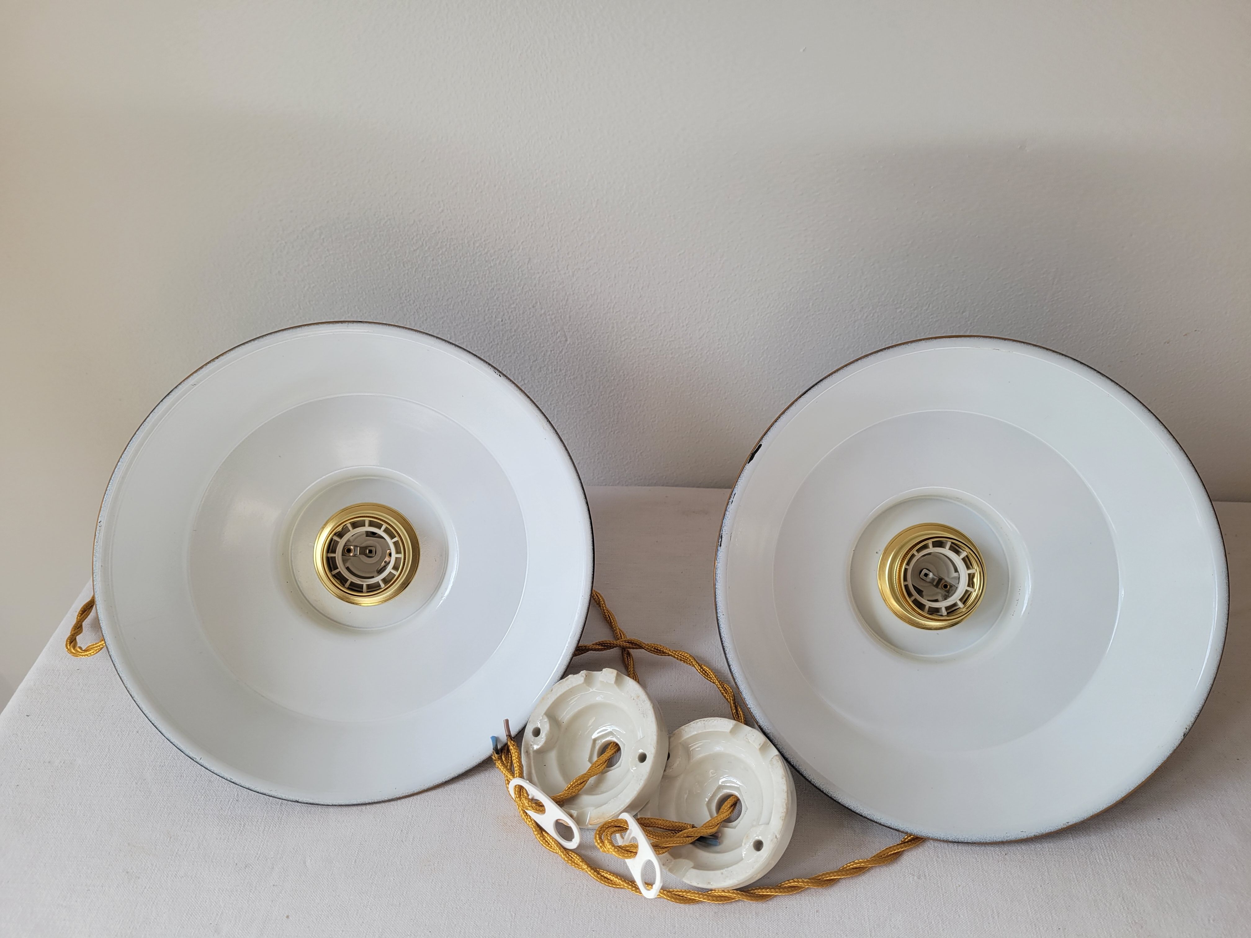 Duo of suspensions in enamelled sheet metal