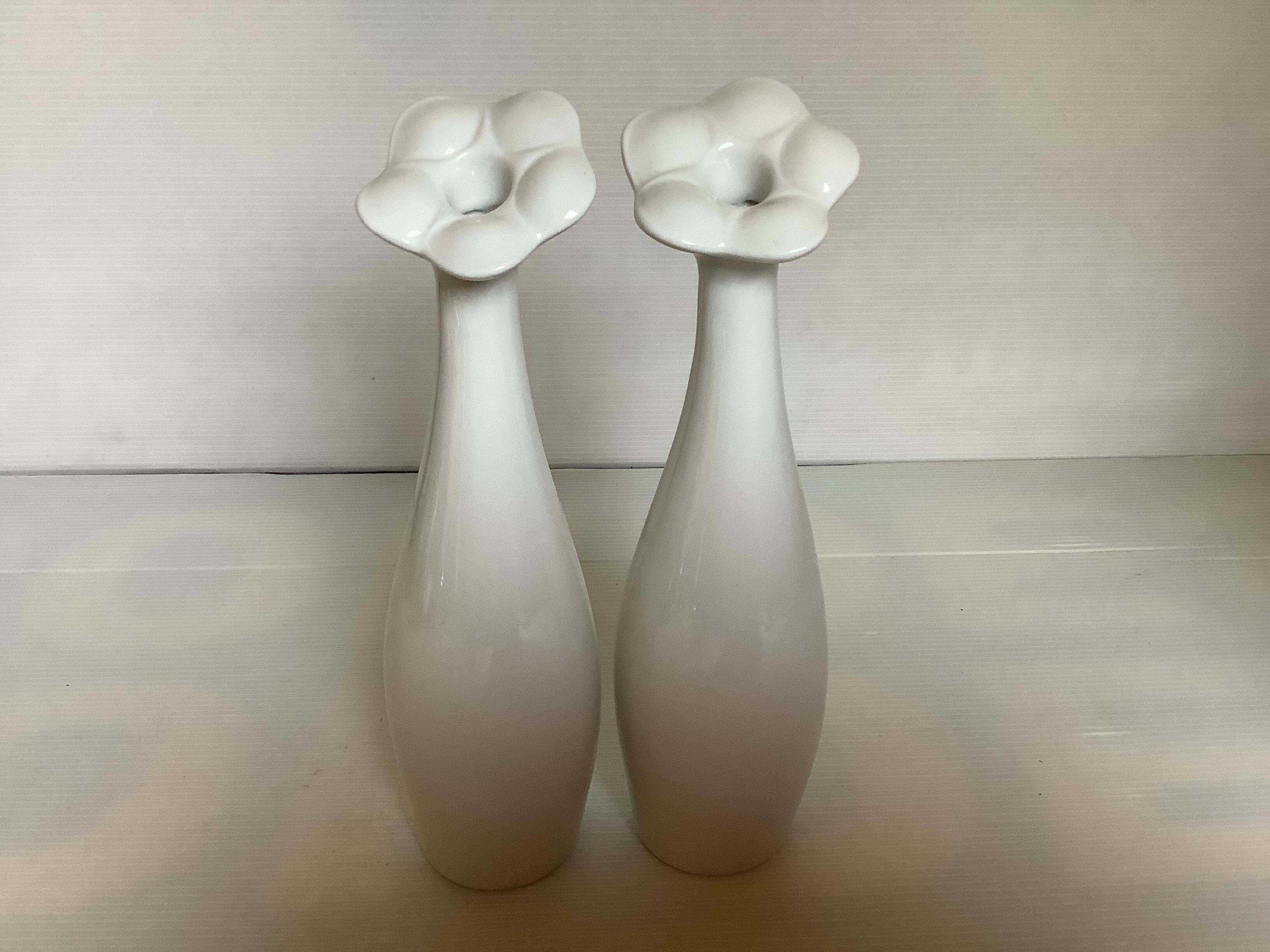 Pair of bowling pin-shaped single-flower vases