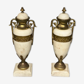 Pair of Renaissance fireplace vases in marble Carrara