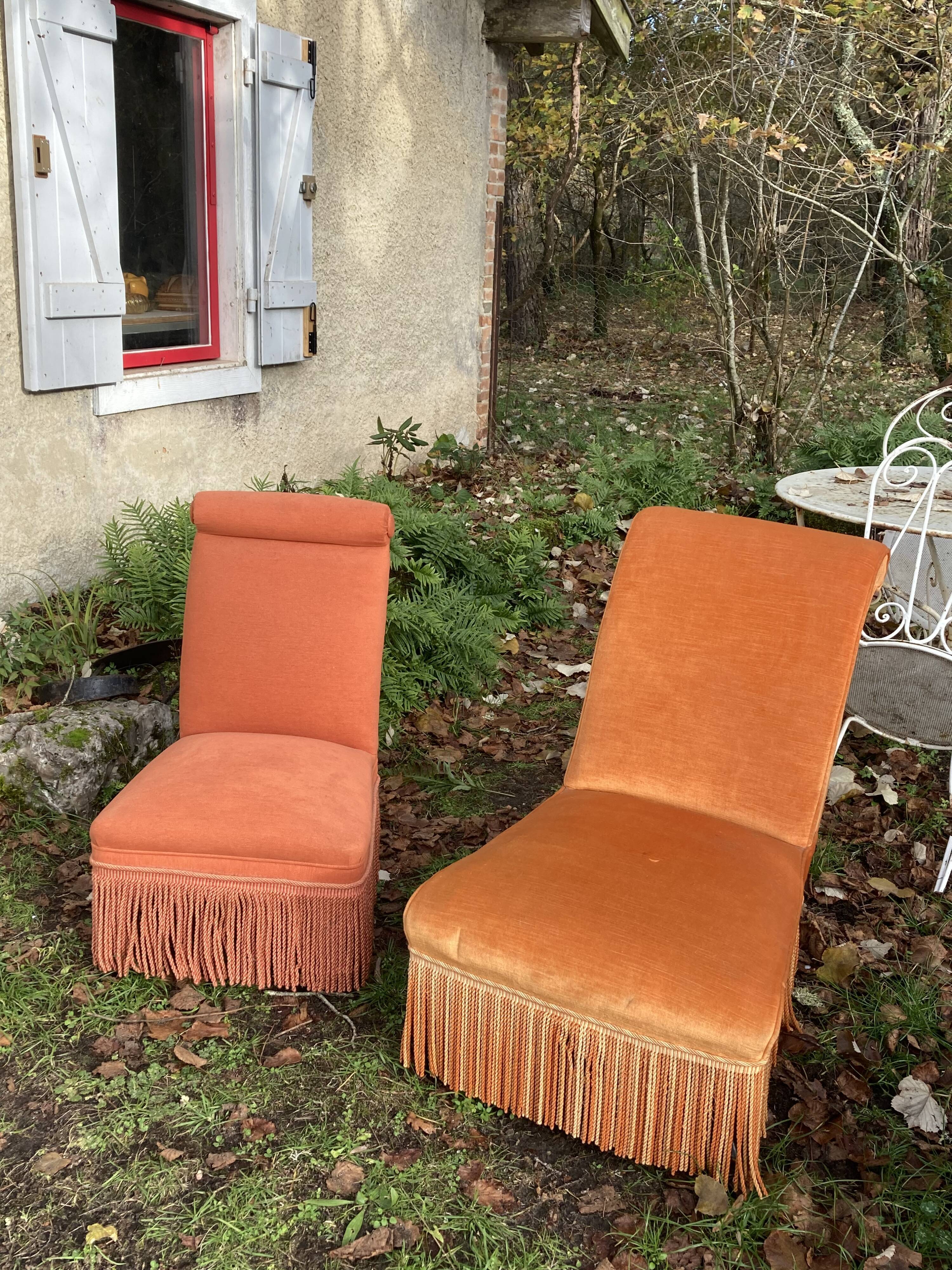 Paire de chauffeuses crapaud en velours à frange orange vintage