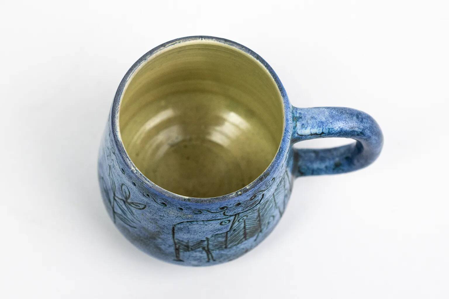 Mug Jacques Blin – Faïence émaillée bleue décor incisé animaux fantastiques