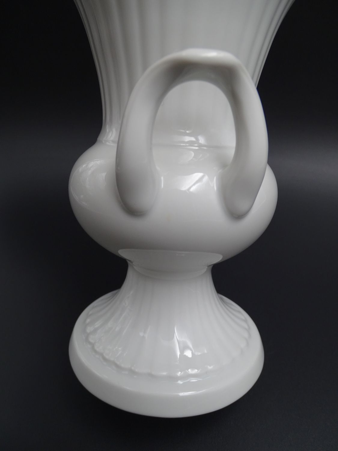 Vase Médicis, en porcelaine blanche, fabrique allemande
