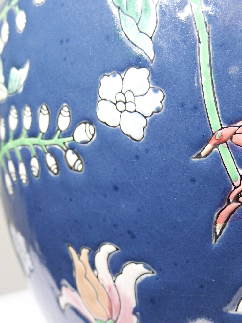 Large baluster vase in Chinese porcelain with vintage floral decoration from the 1970s-80s.