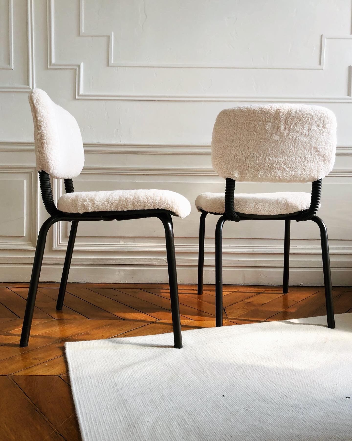 Pair of vintage chairs in sheep moumoute