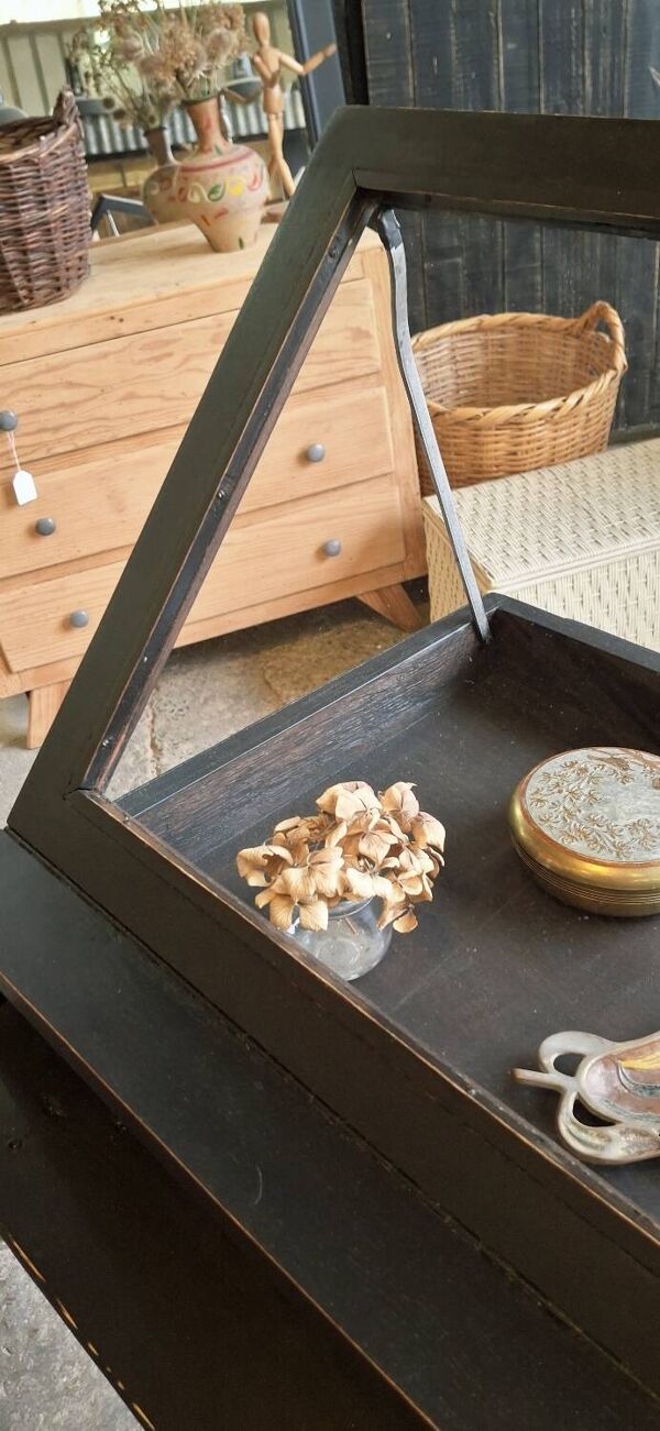 Vitrine ancienne sur pieds