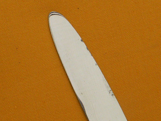 Set of 12 cheese or fruit knives handle in silver metal.
