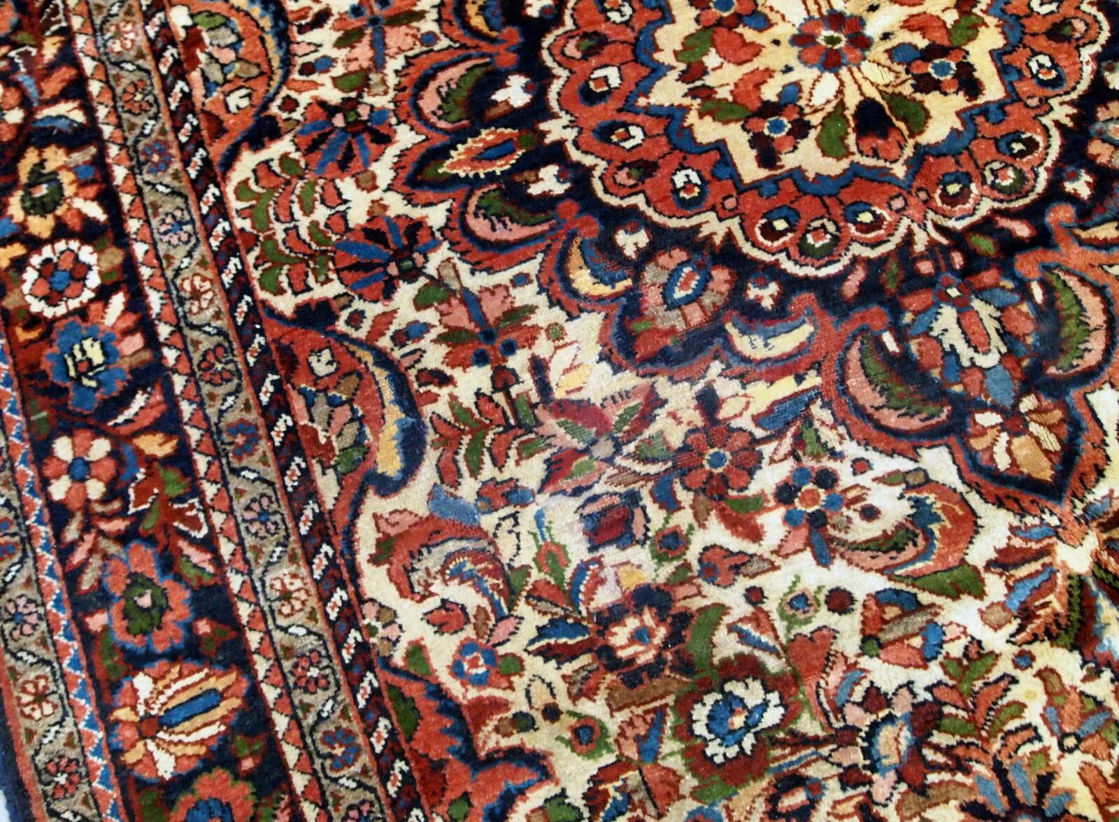 Handmade antique Persian Sarouk rug 3.1' x 5.2' (94cm x 158cm) 1900s