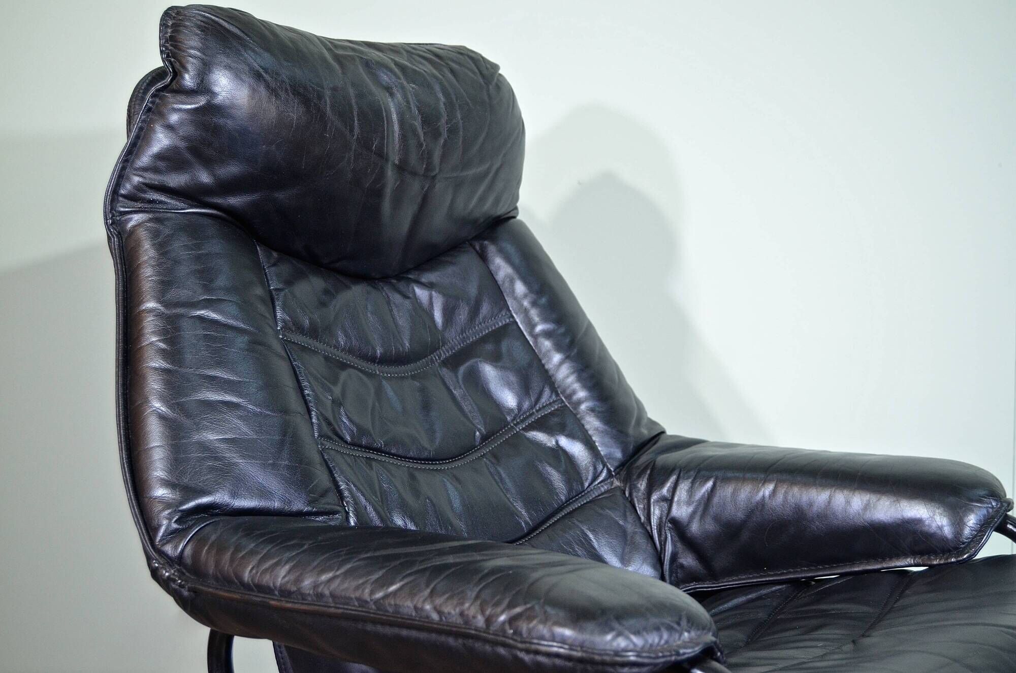 Fauteuil pivotant/inclinable norvégien Skoghaug en cuir noir du milieu du s