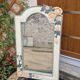 Miroir en bois sculpté à décor de fleurs