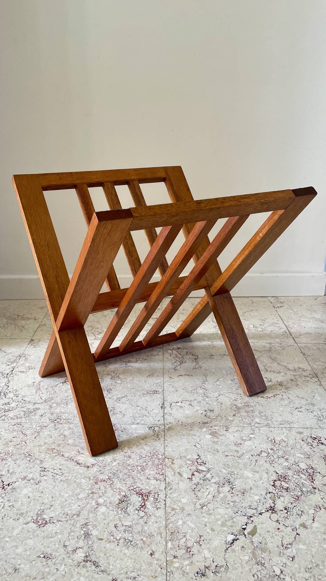 Vintage design geometric magazine rack