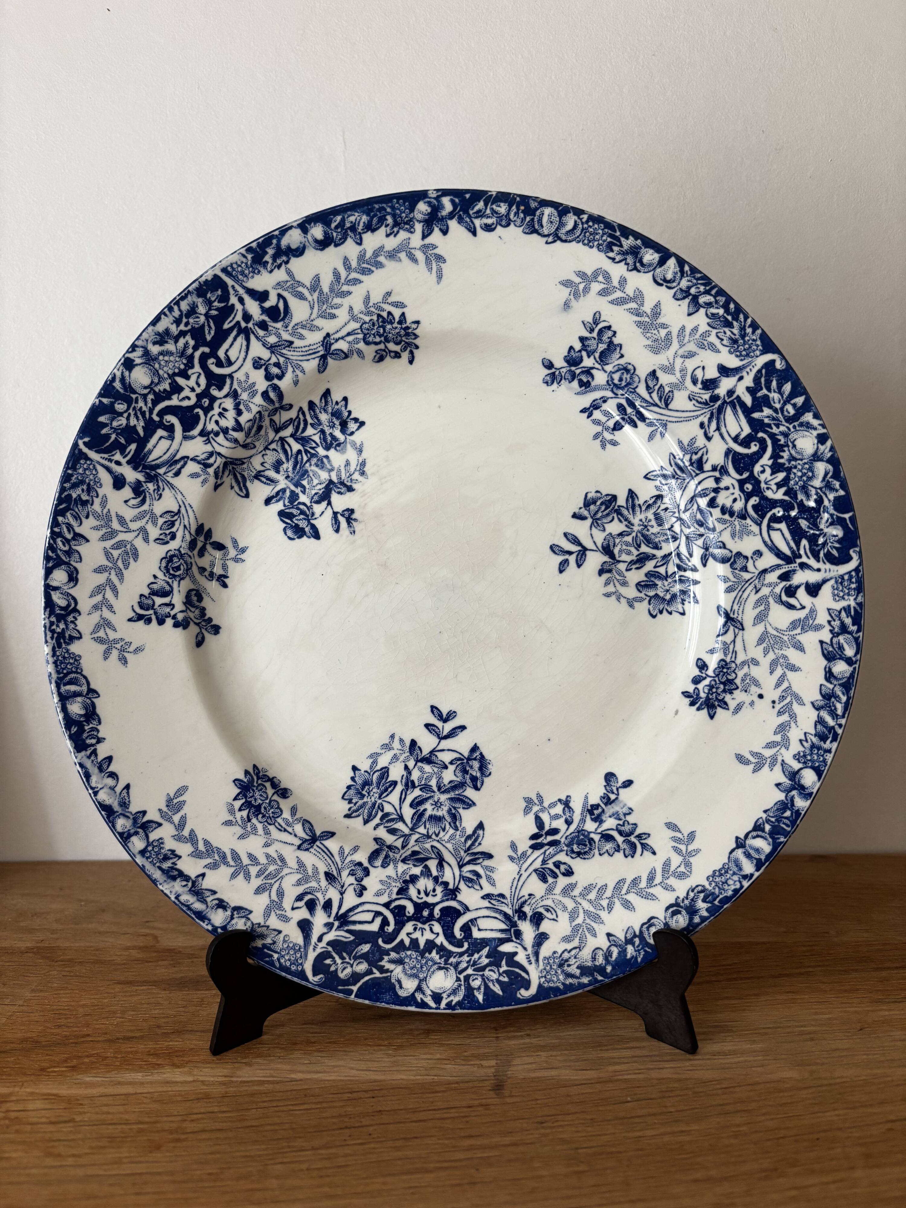 Ancienne assiette faïence St Amand fruits bleu