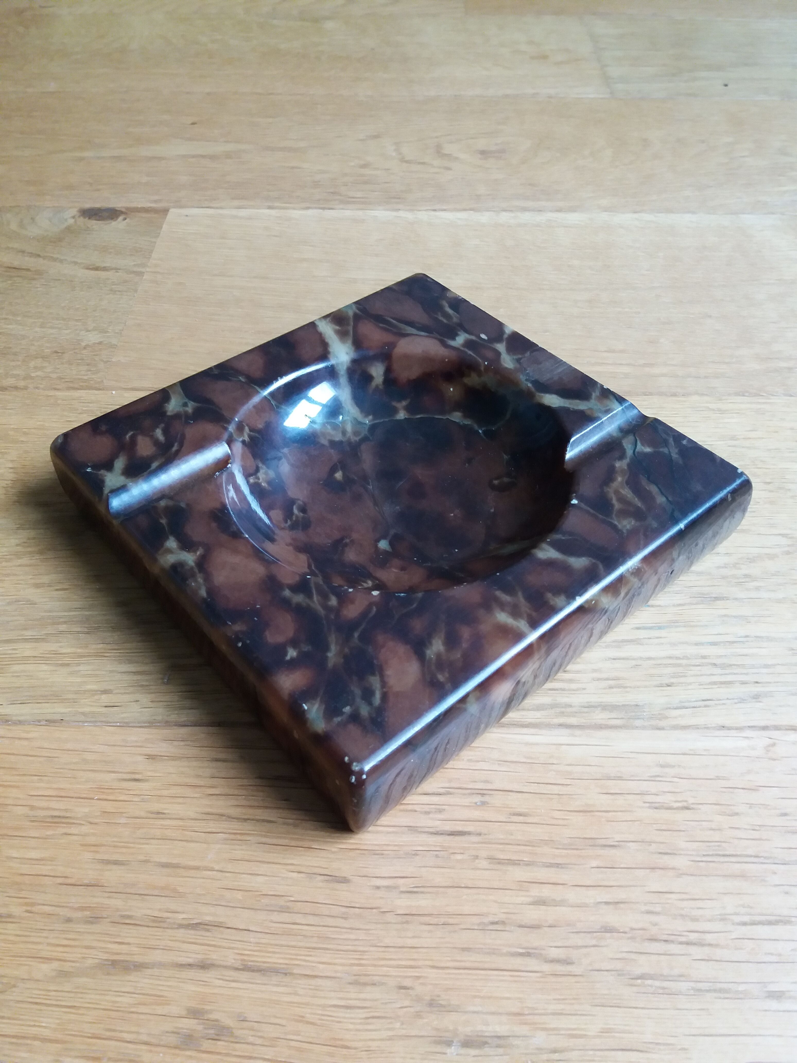 Square ashtray in polished marble