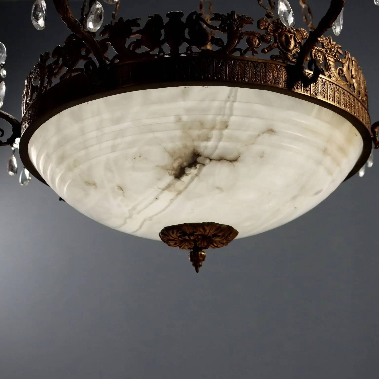 Antique chandelier in gilded bronze with neoclassical decorations from the 19th century.